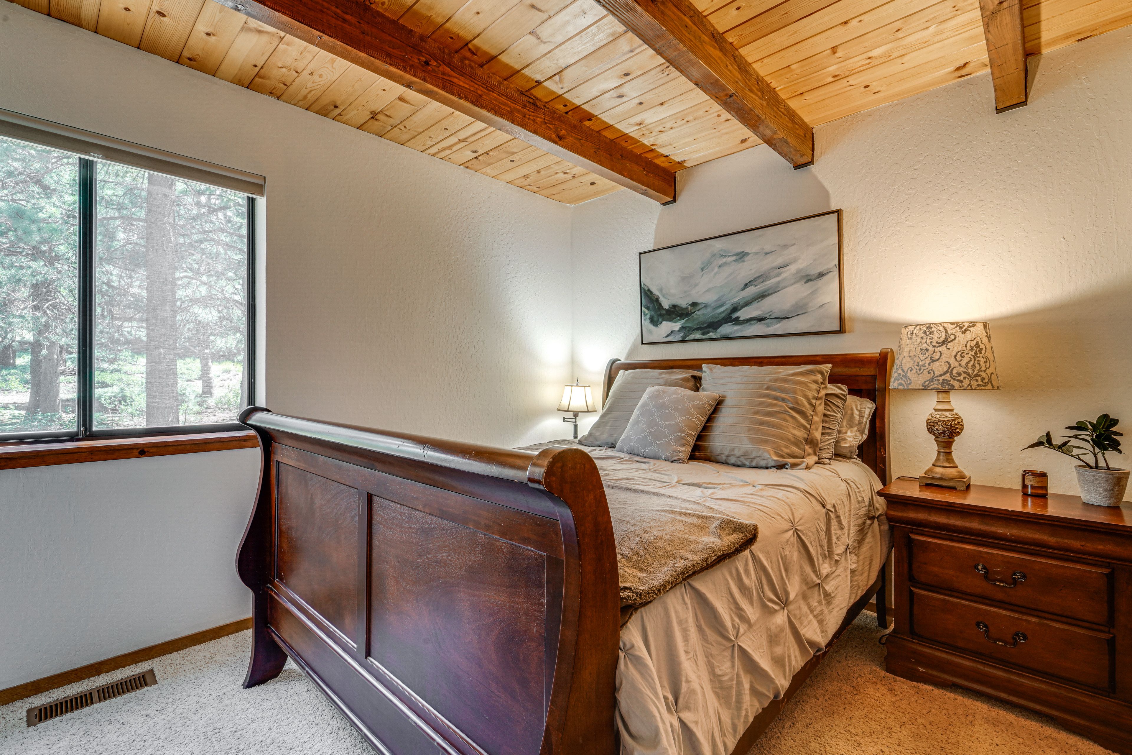 Bedroom 1 | Queen Bed | 1st Floor