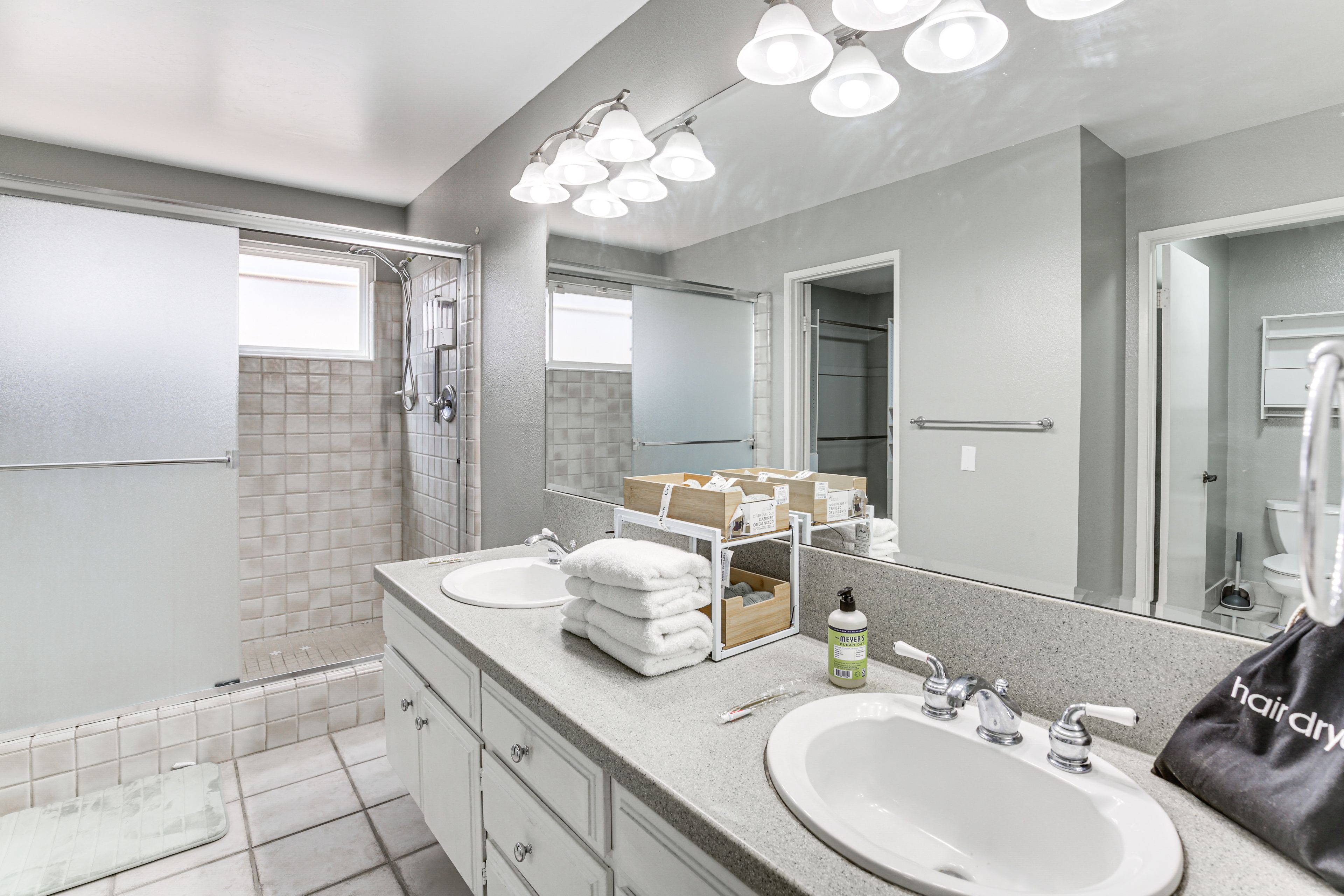 Full Bathroom | Towels Provided | 1st Floor