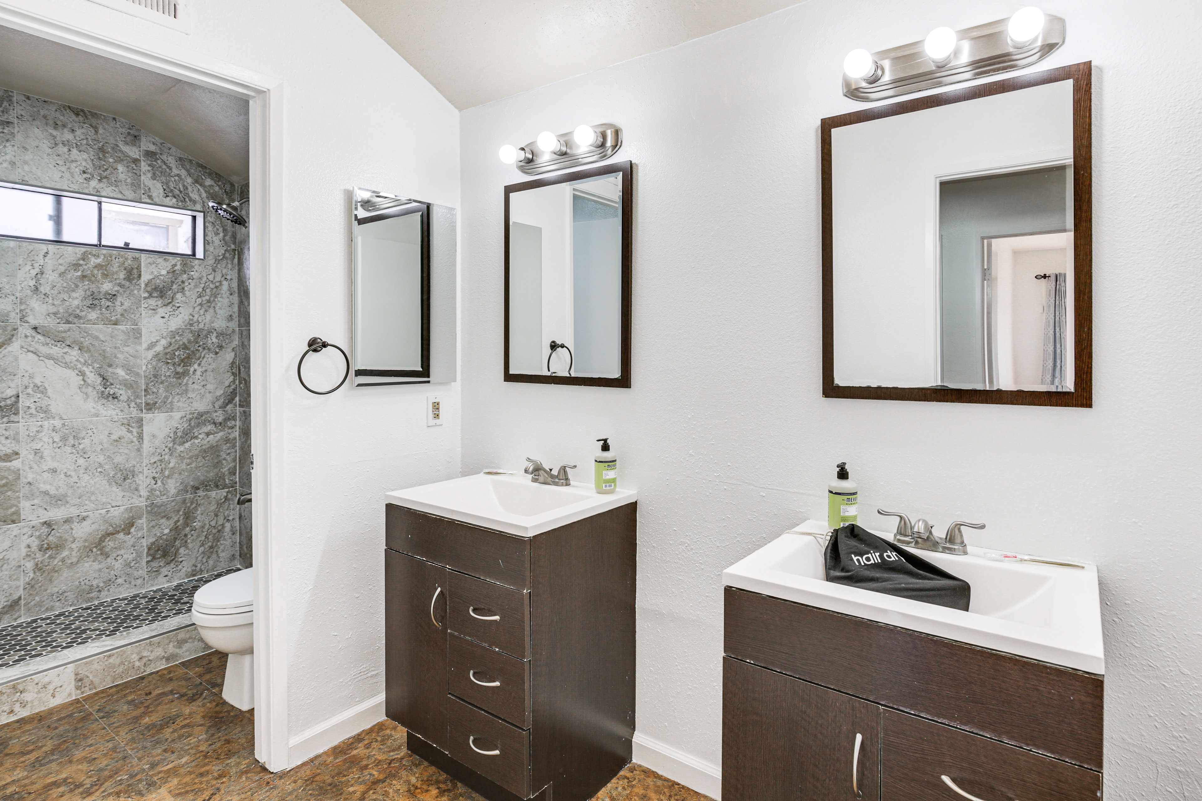 Full Bathroom | 2nd Floor