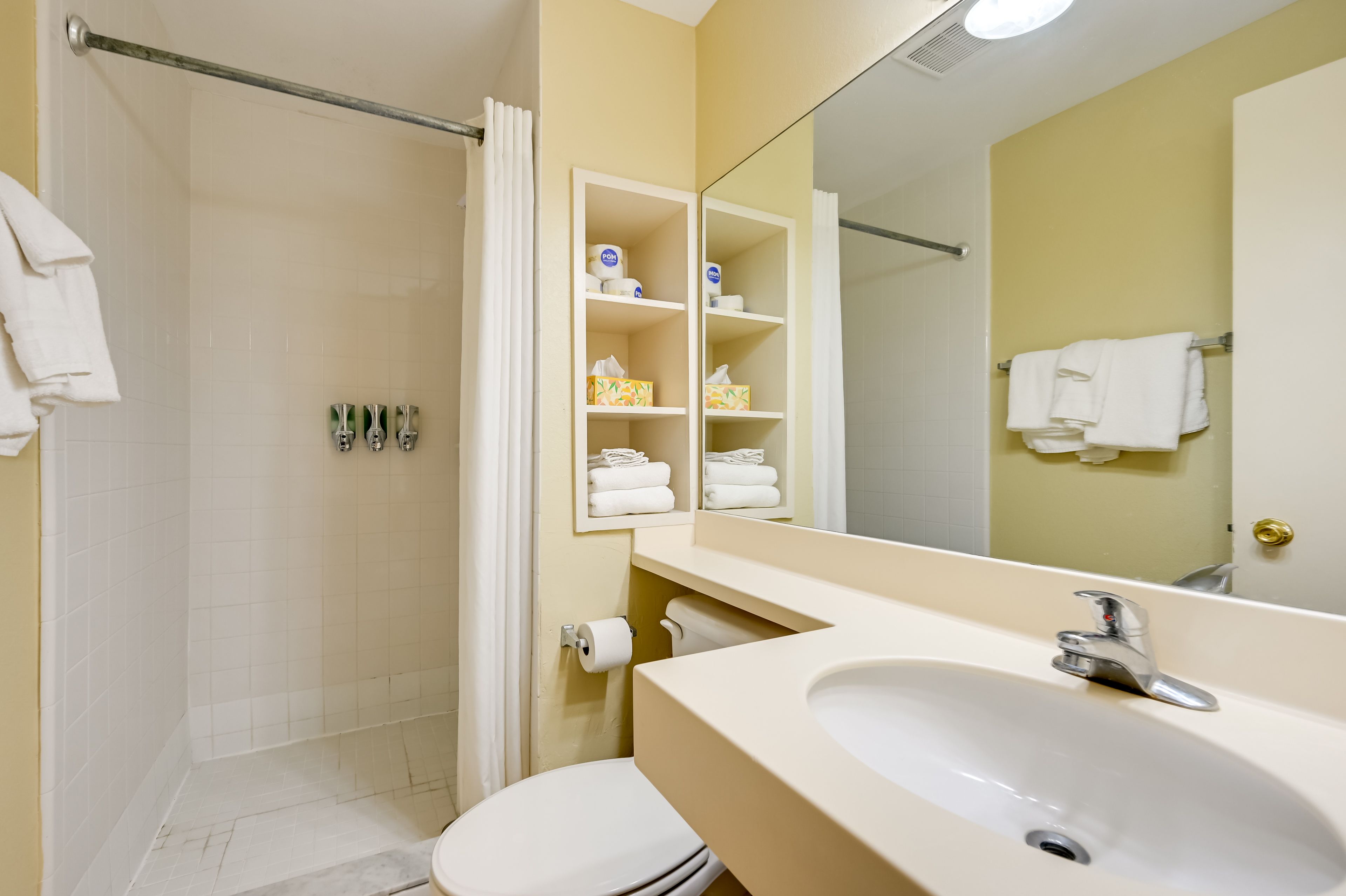 Full Bathroom | Towels Provided