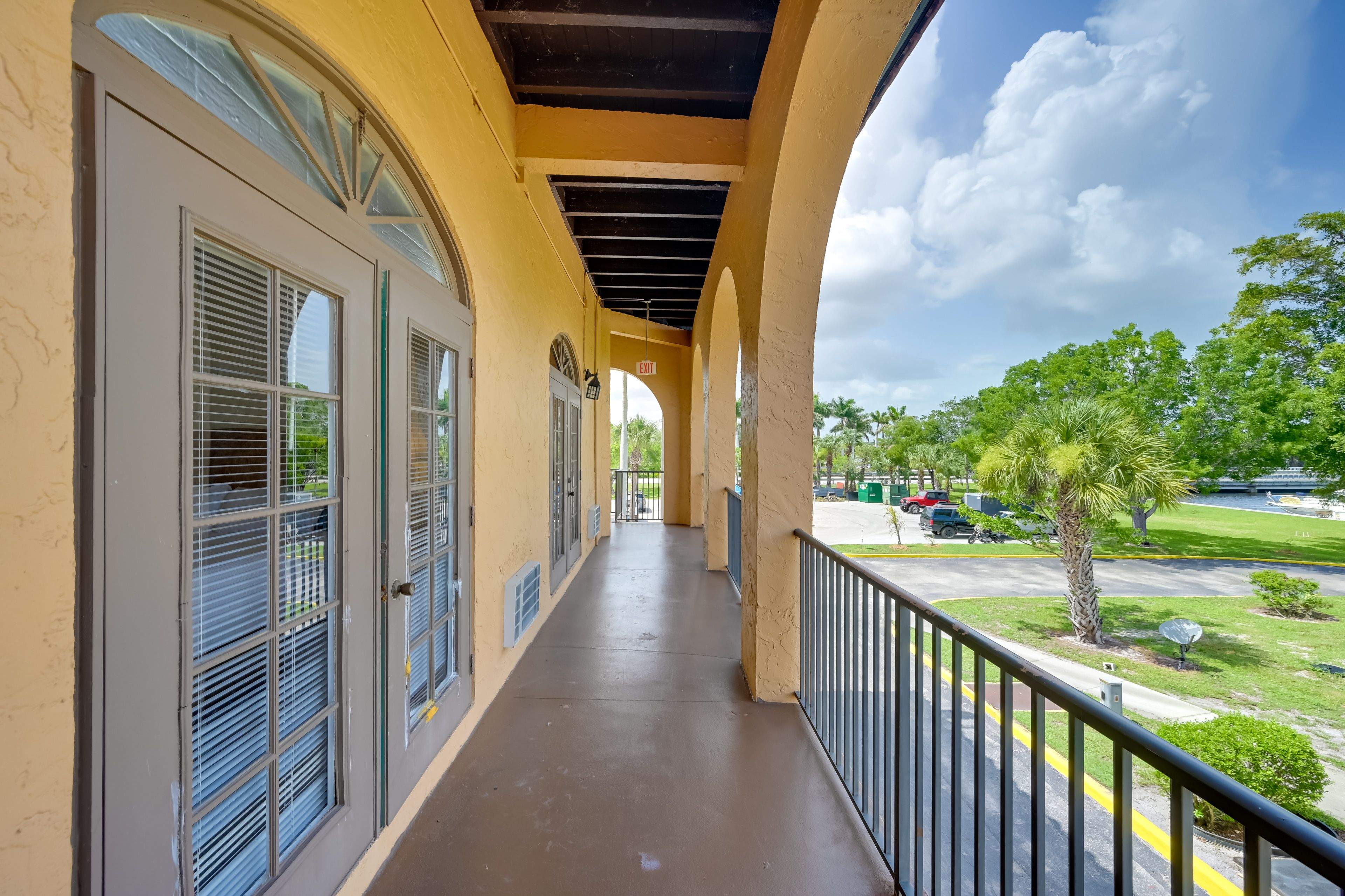Shared Balcony Space | Marina View