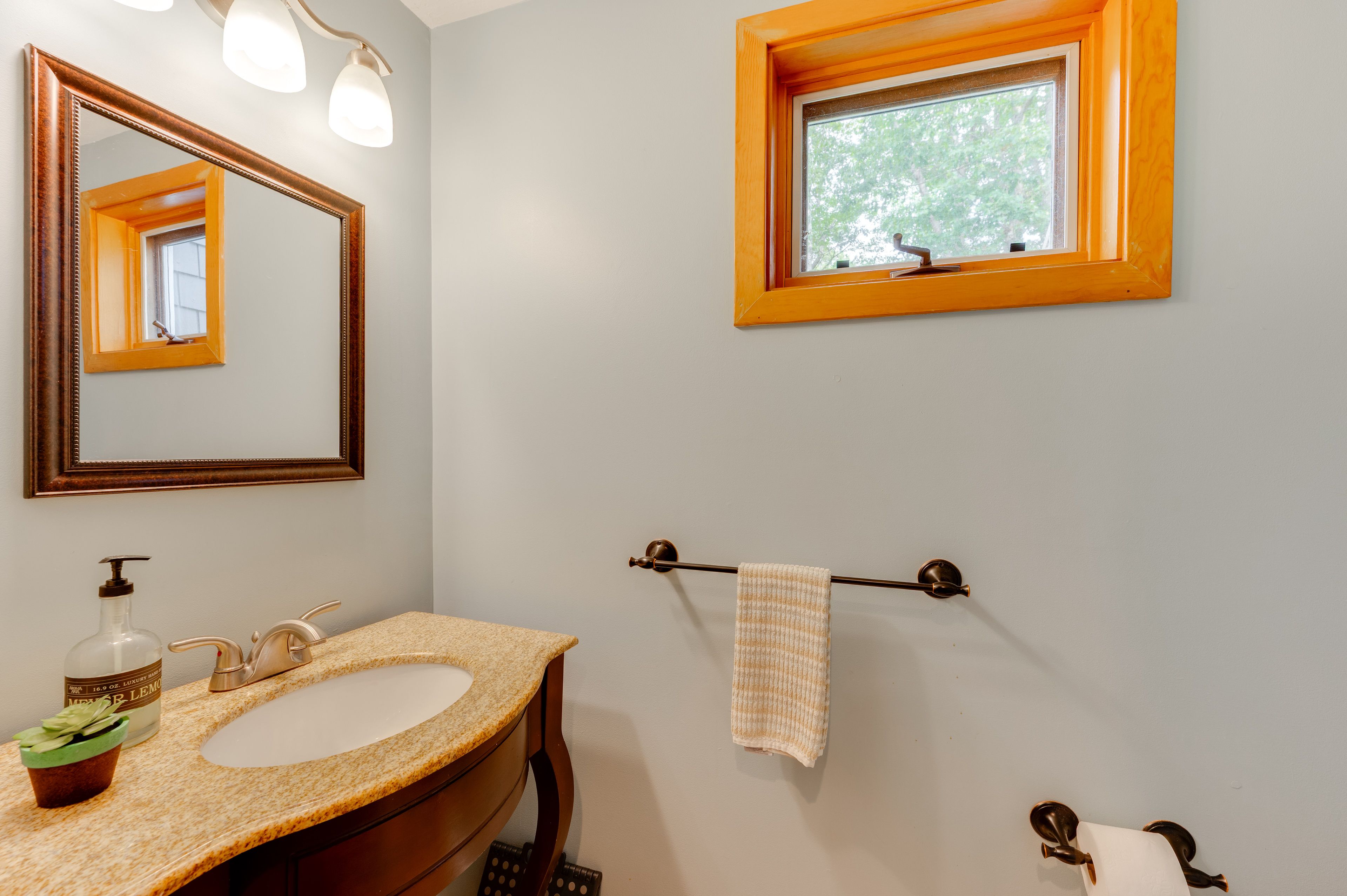 Half Bathroom | 1st Floor | Towels Provided