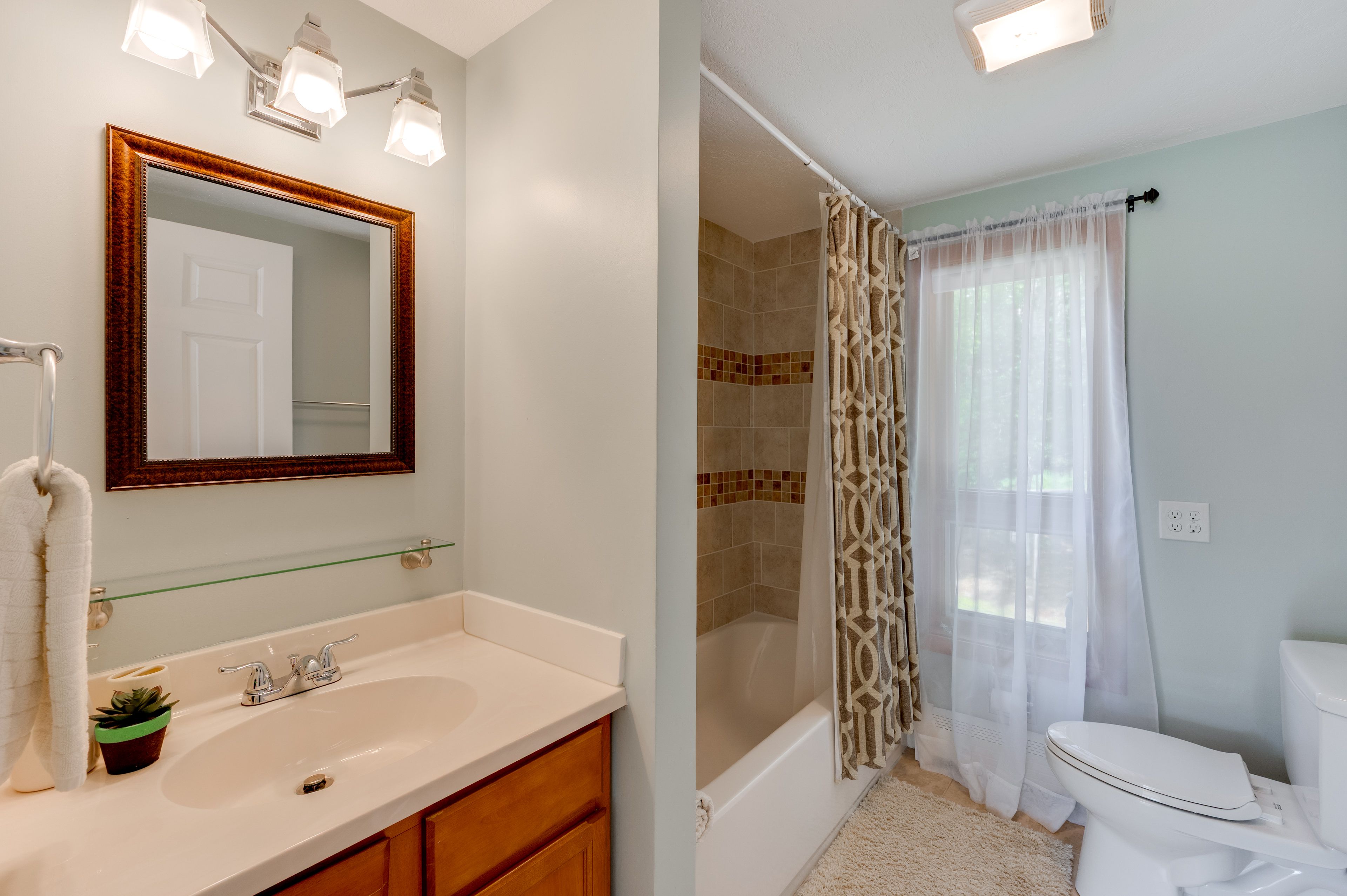 Full Bathroom | 2nd Floor