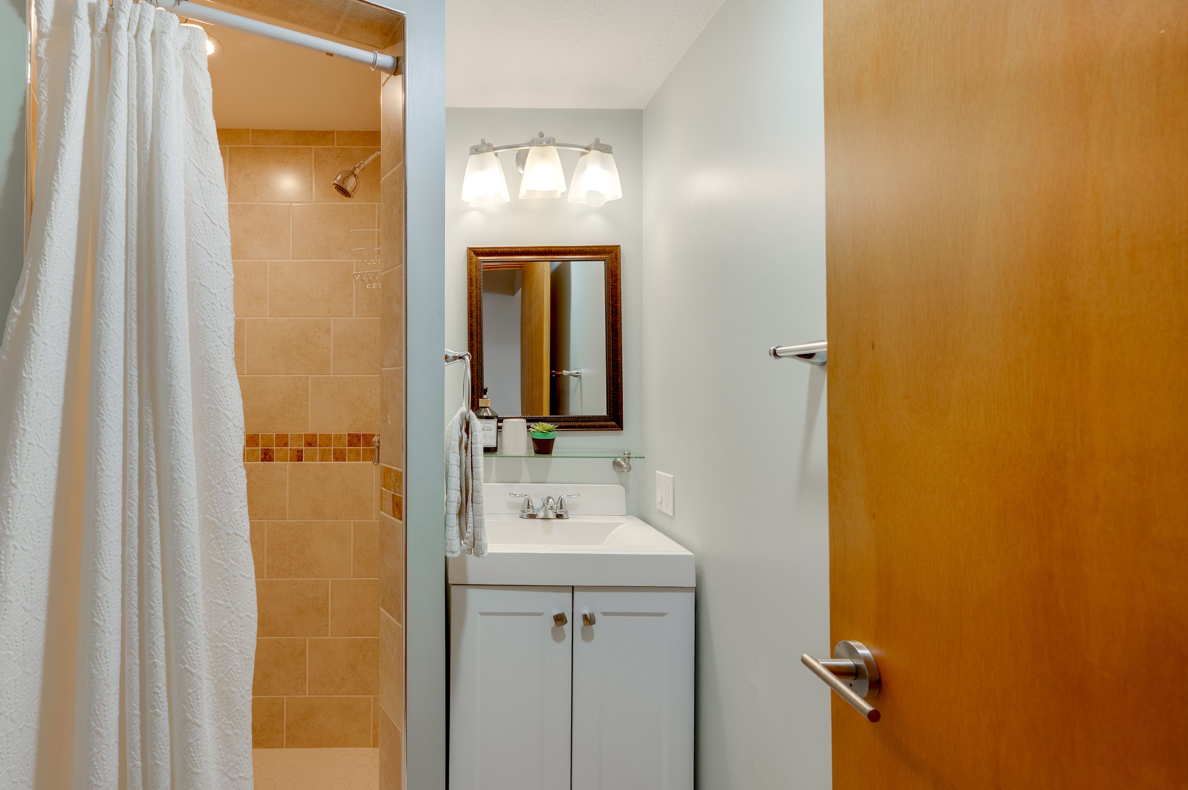 Full Bathroom | 1st Floor