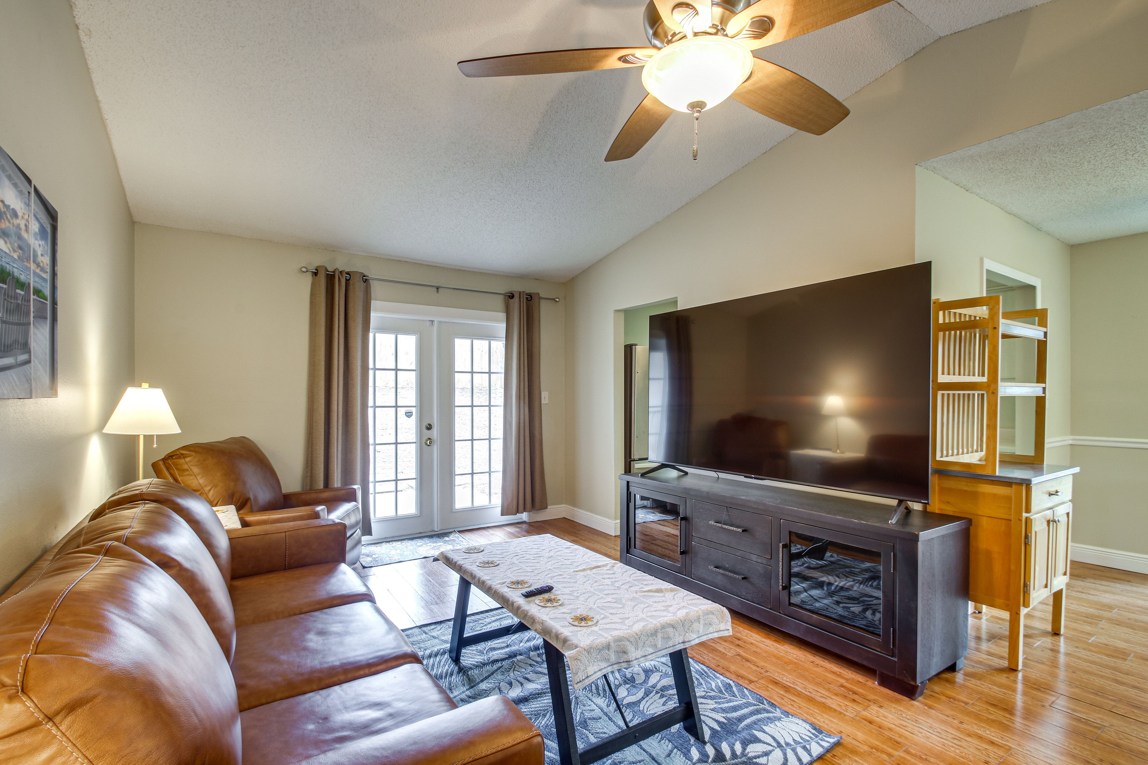 Living Room | Free WiFi | Smart TV