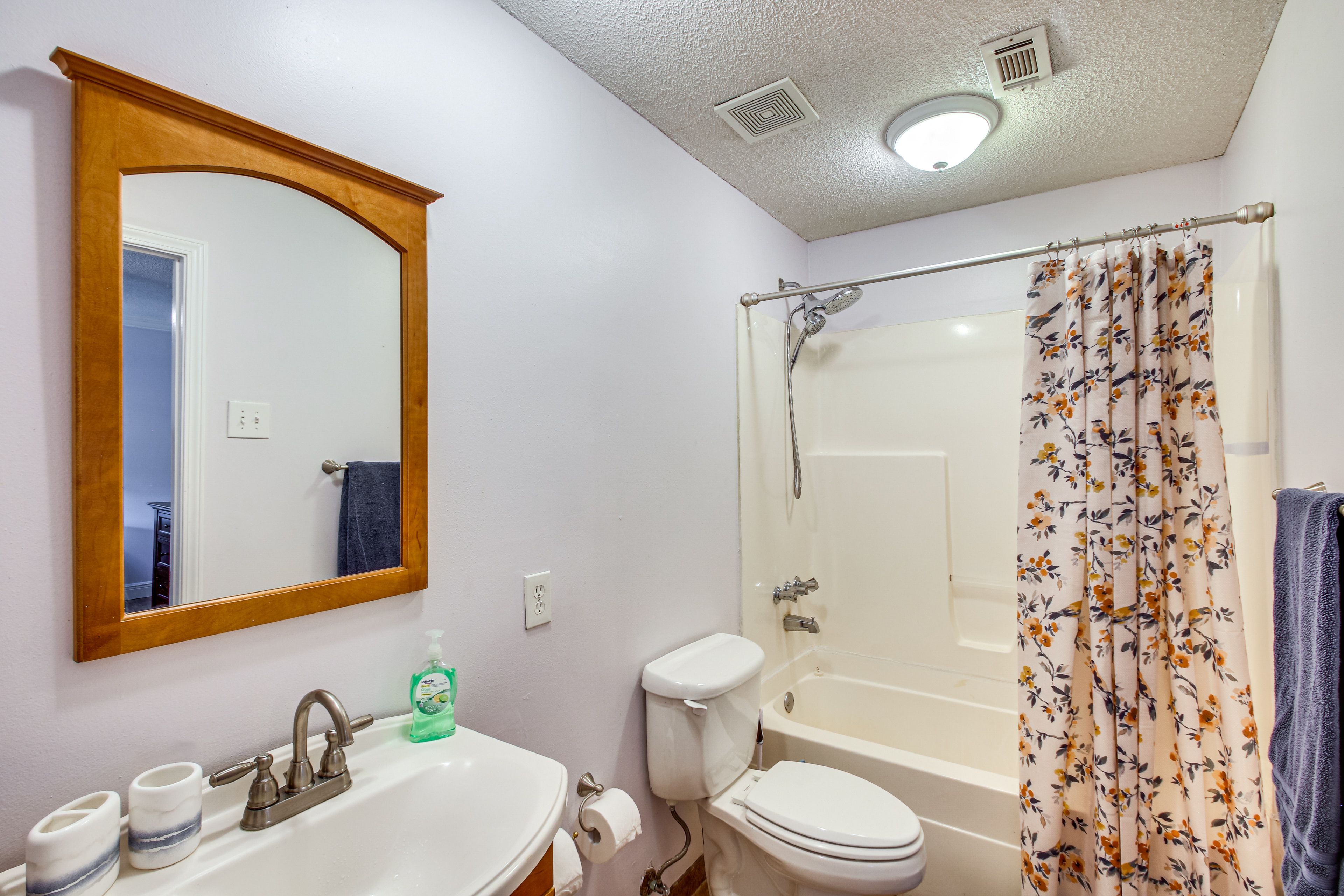 Full Bathroom | Towels Provided
