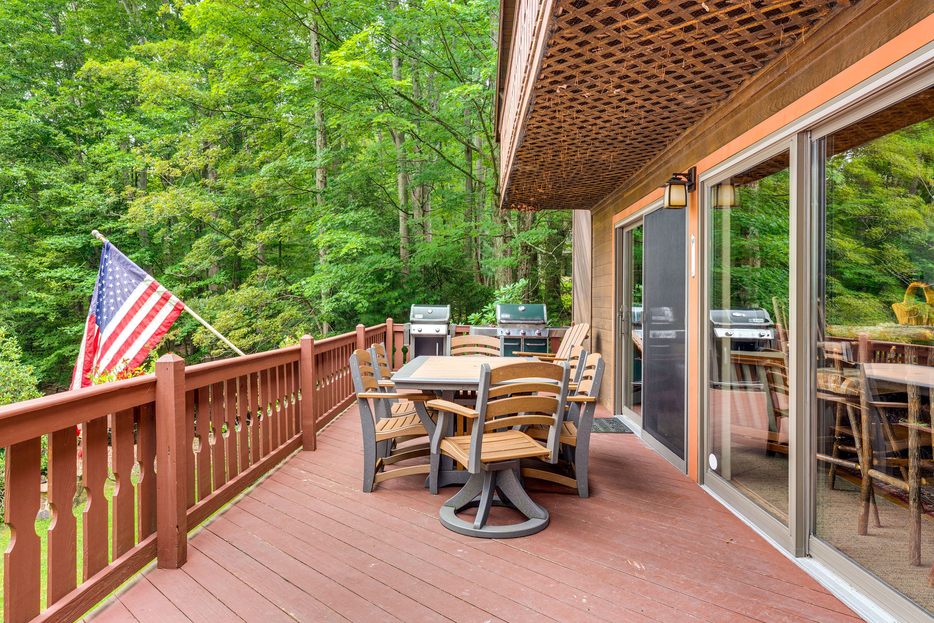 Private Deck | Gas Grills | Outdoor Dining