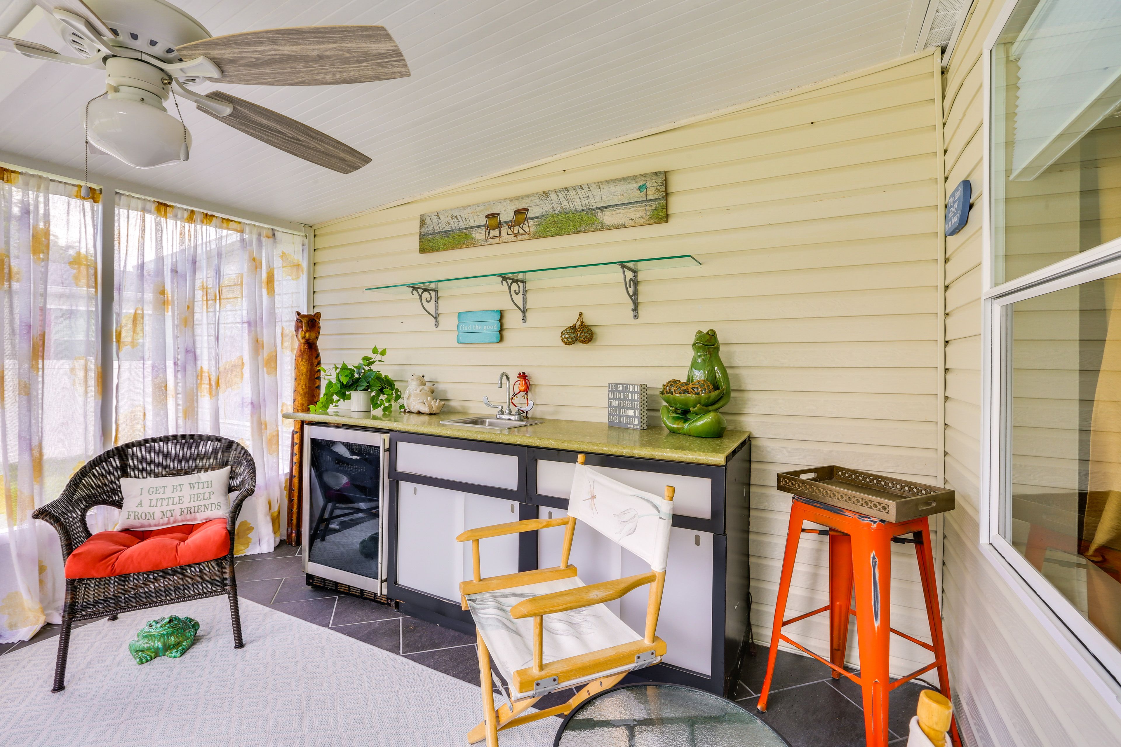 Furnished Lanai w/ Wet Bar