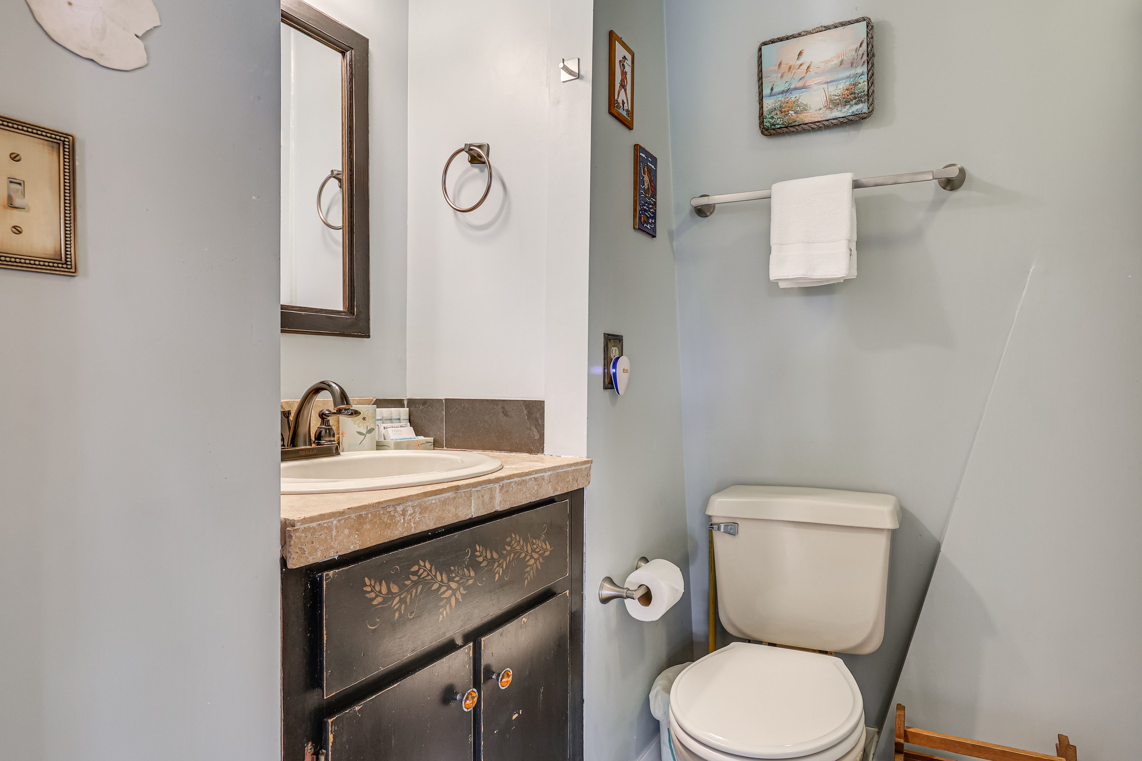 Full Bathroom | Upper Level | Towels & Linens Provided