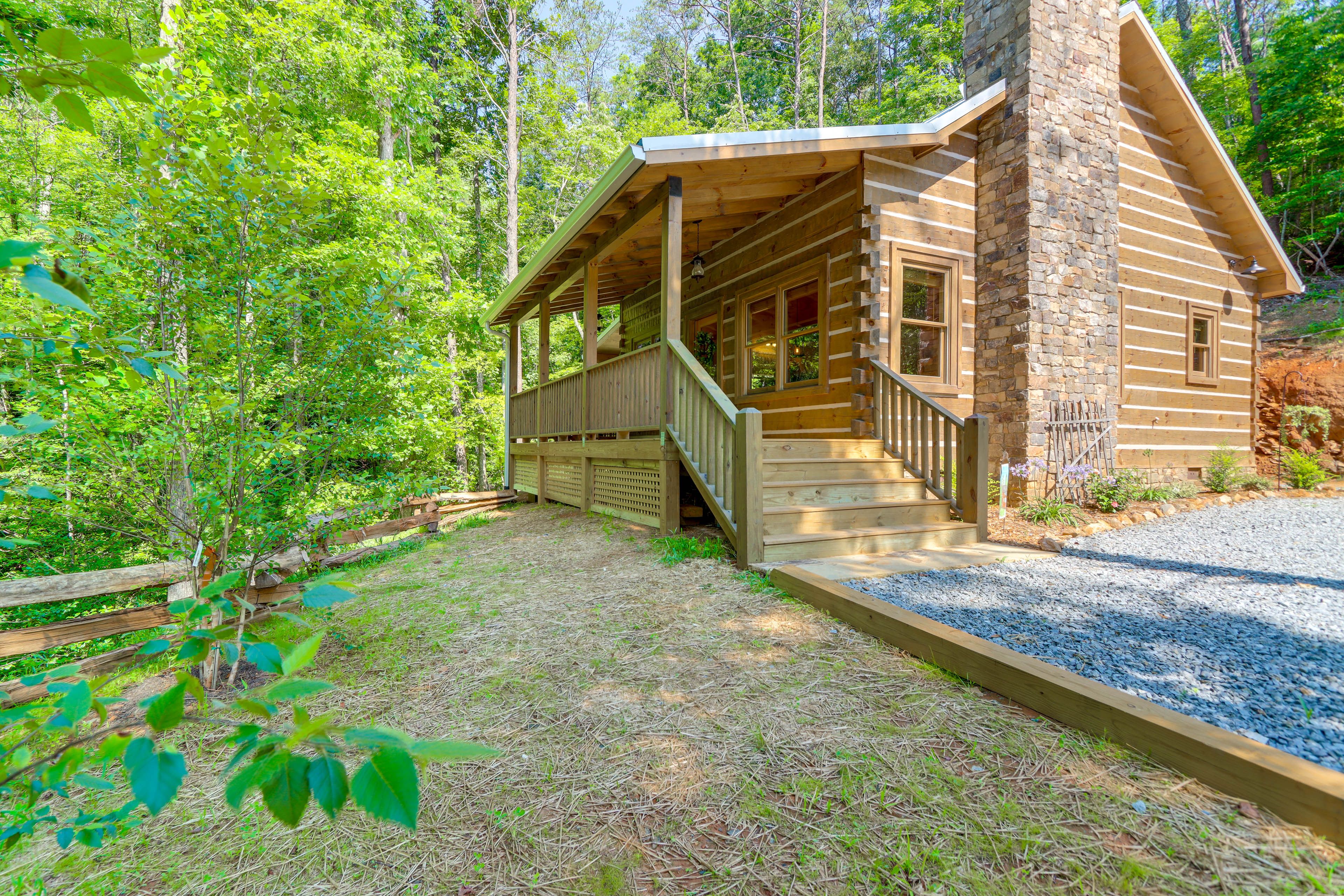 Cherry Log Vacation Rental | 1BR | 1BA | 600 Sq Ft | 5 Steps to Enter