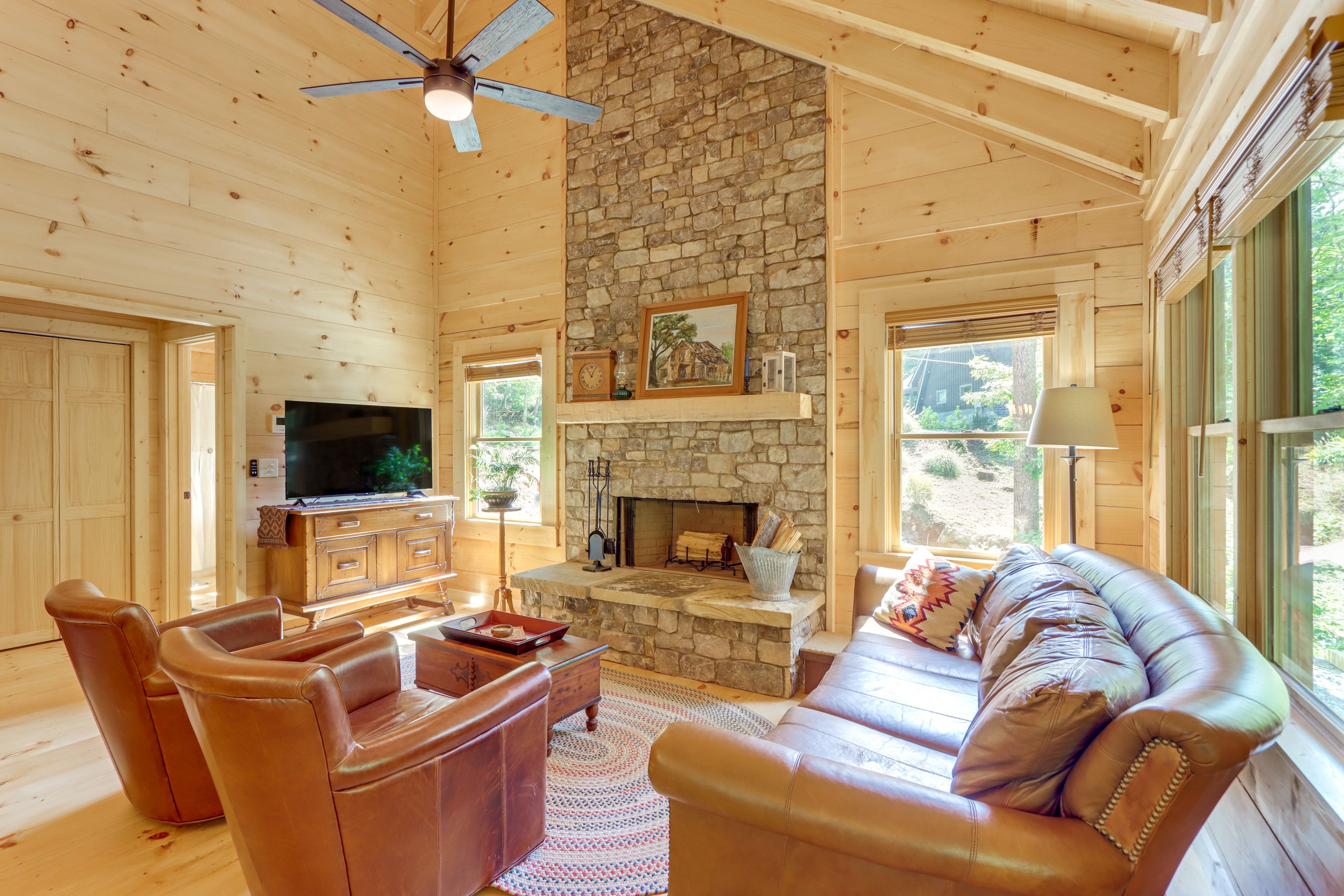 Living Room | Free WiFi | Smart TV | Central A/C | Fireplace | Board Games