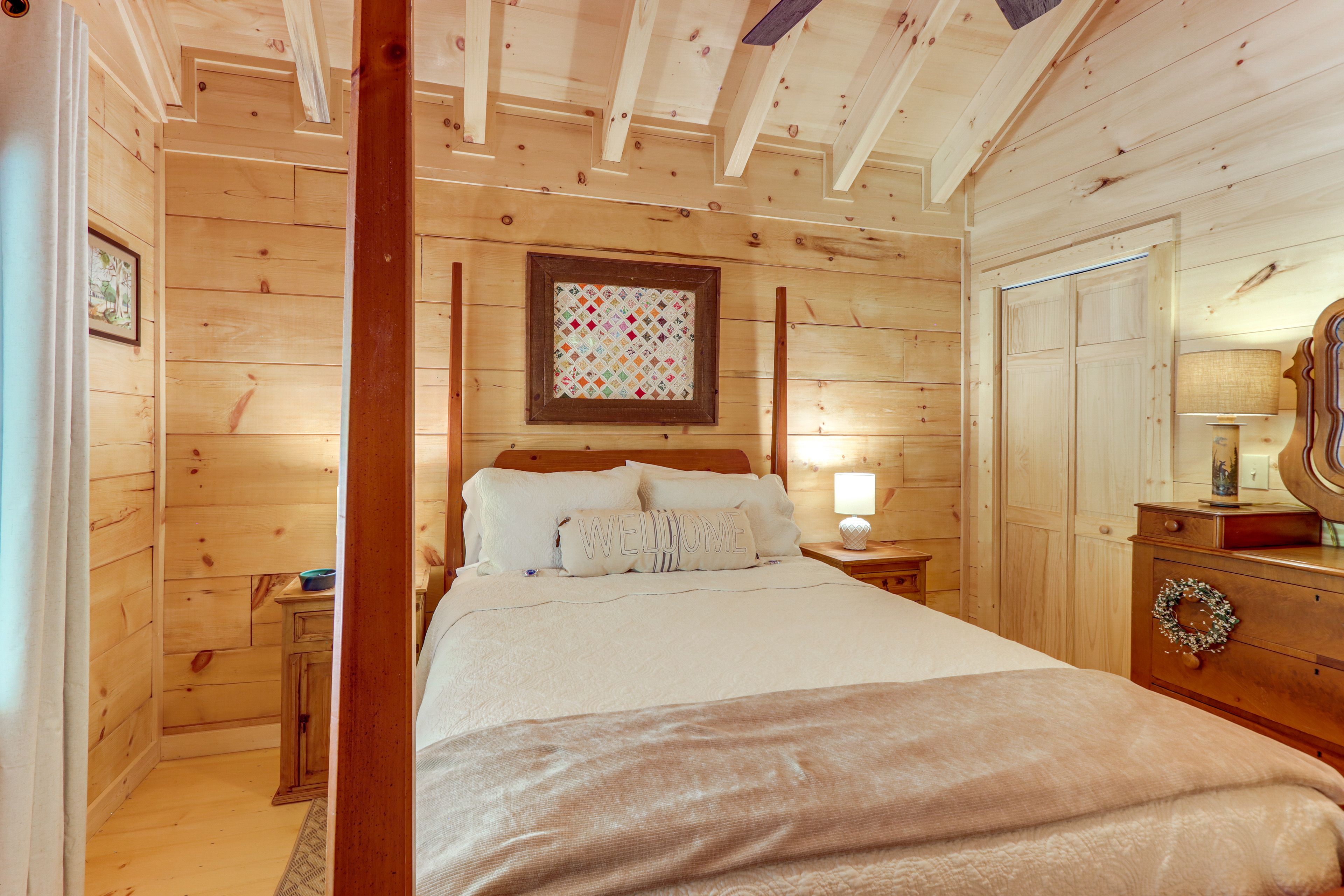 Bedroom | Queen Bed