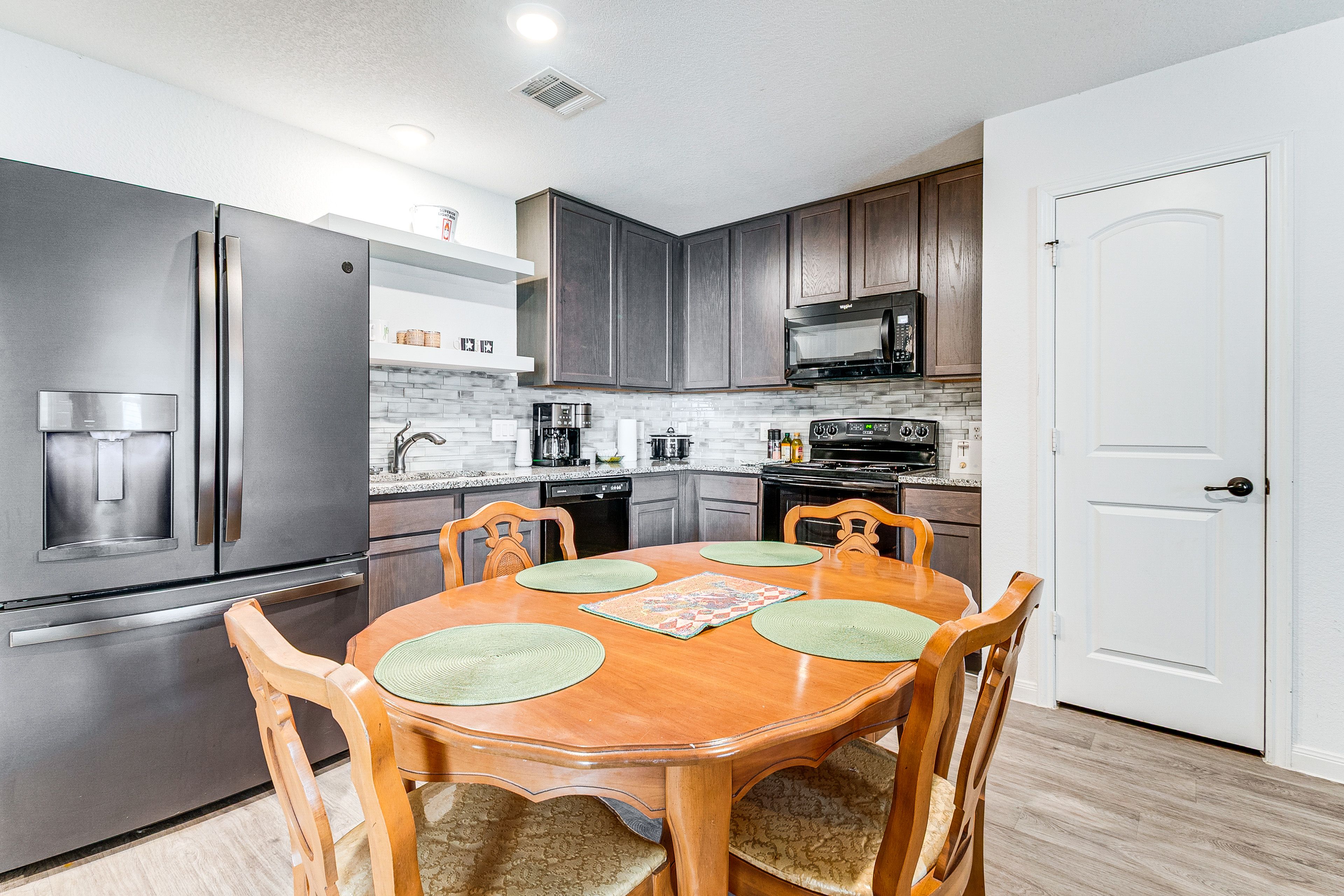 Dining Area | Dishware/Flatware Provided