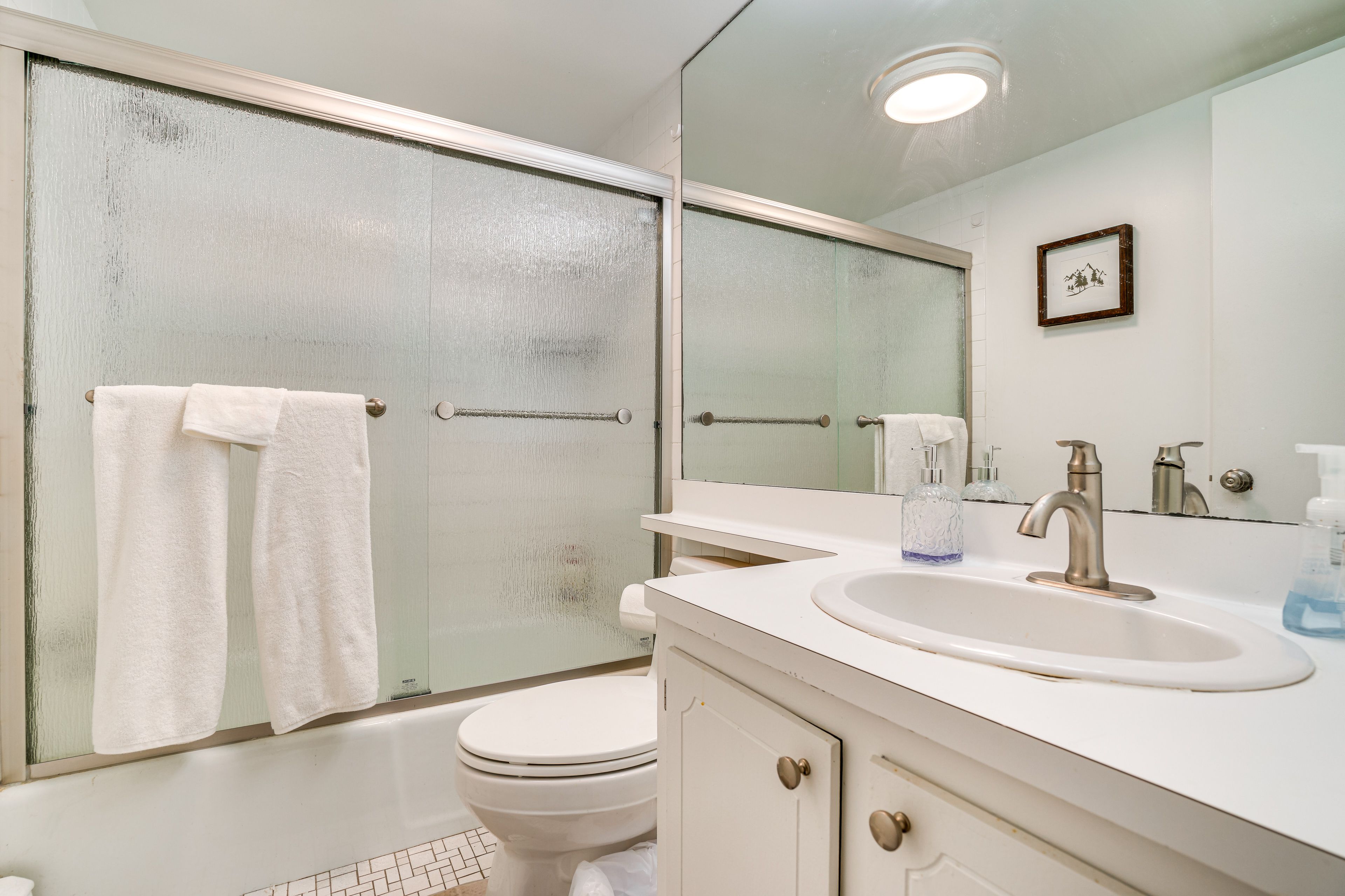 Full Bathroom | Towels Provided