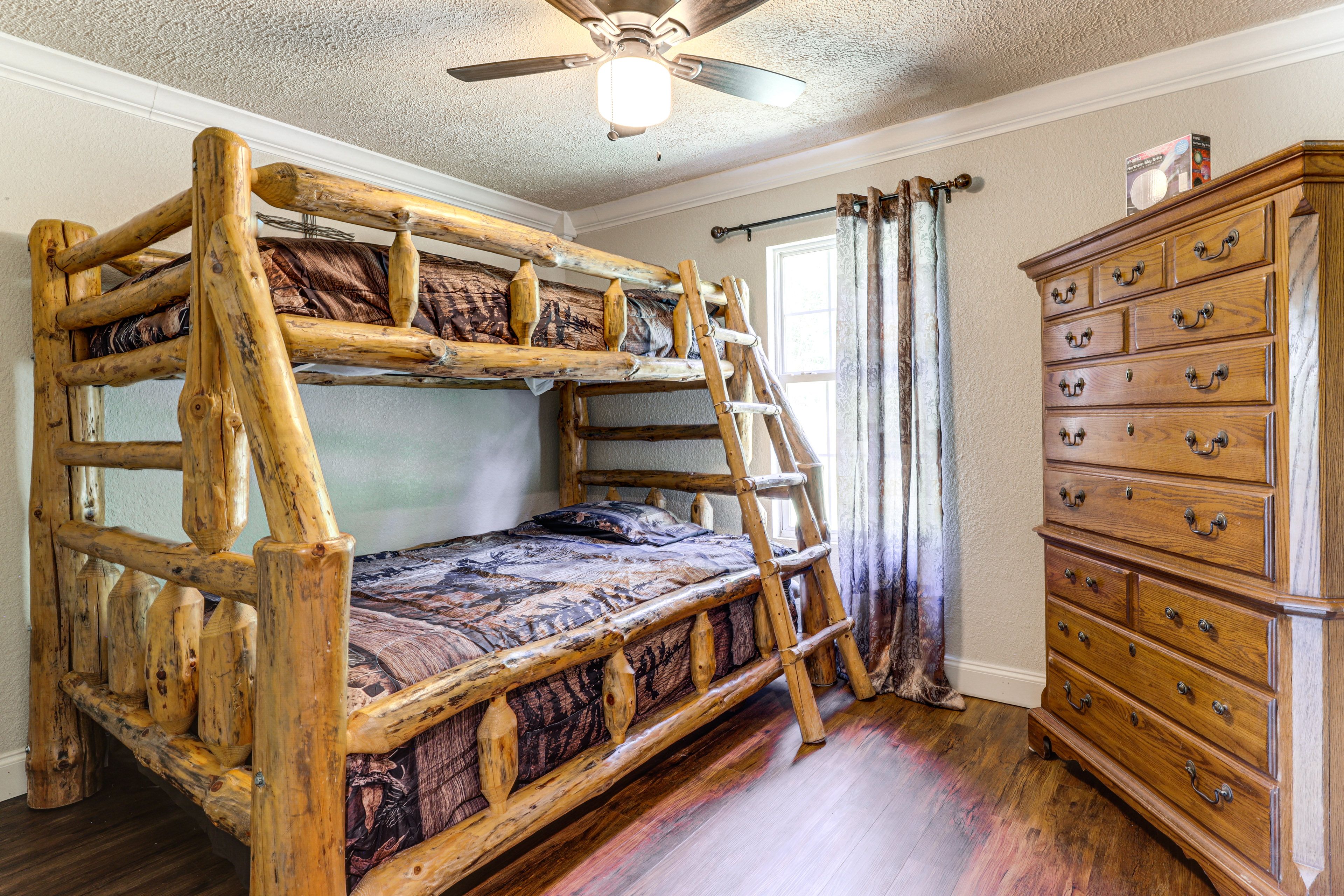 Bedroom 3 | Twin/Full Bunk Bed