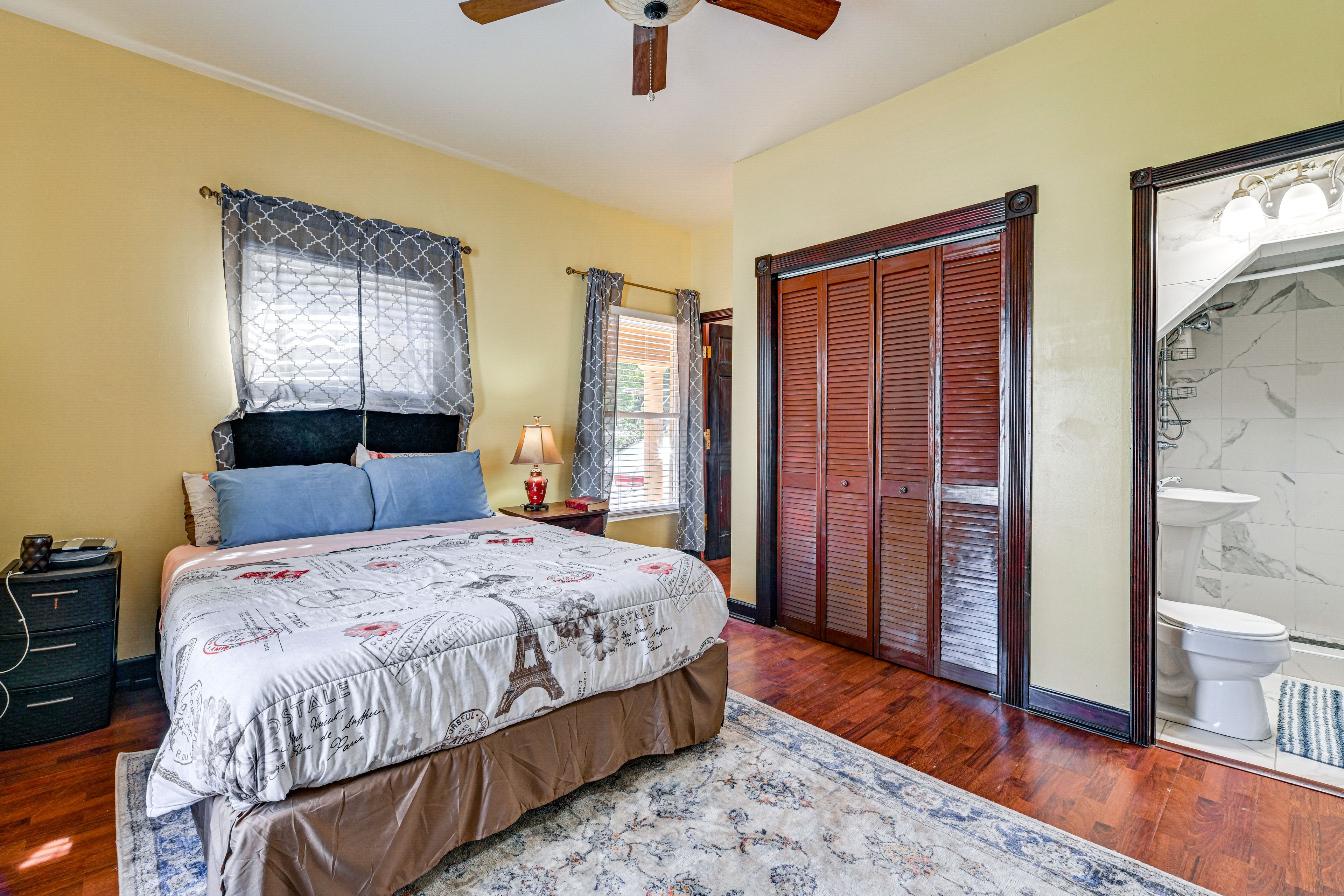 Bedroom 1 | 1st Floor | Queen Bed | Linens Provided | Smart TV