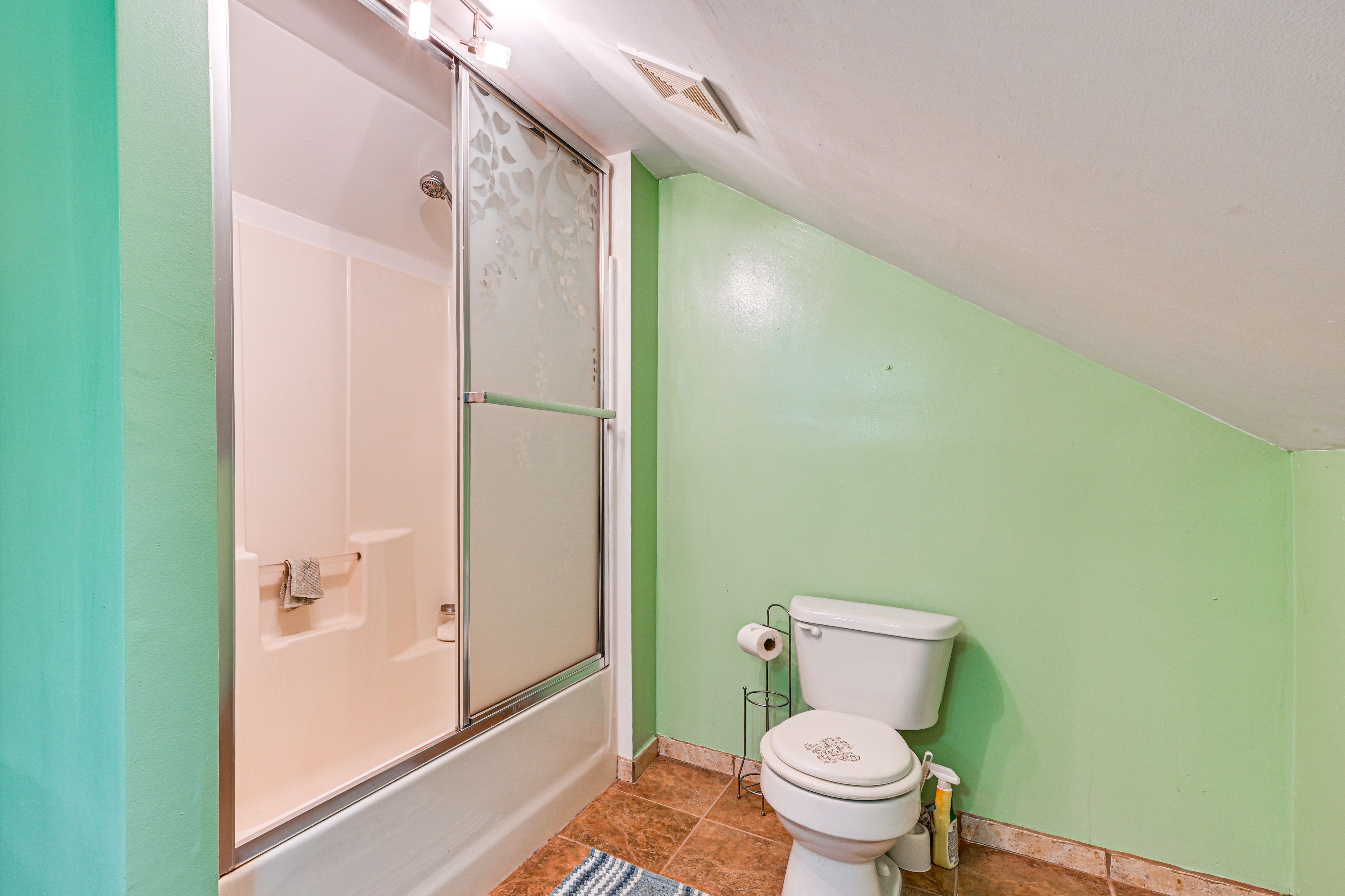 Full Bathroom | 2nd Floor