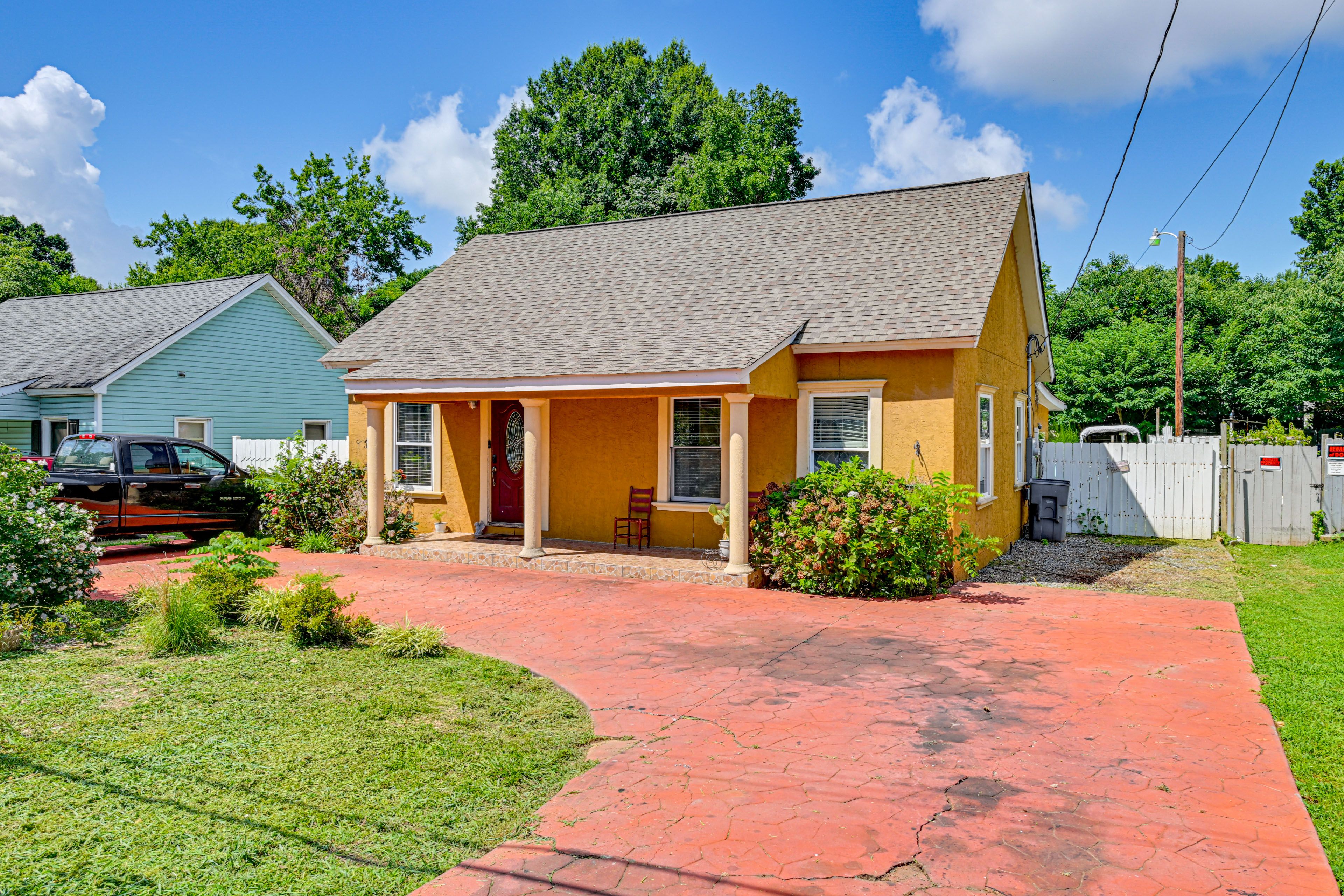 Shared Driveway (4 Vehicles) | Free Street Parking | RV/Trailer Parking