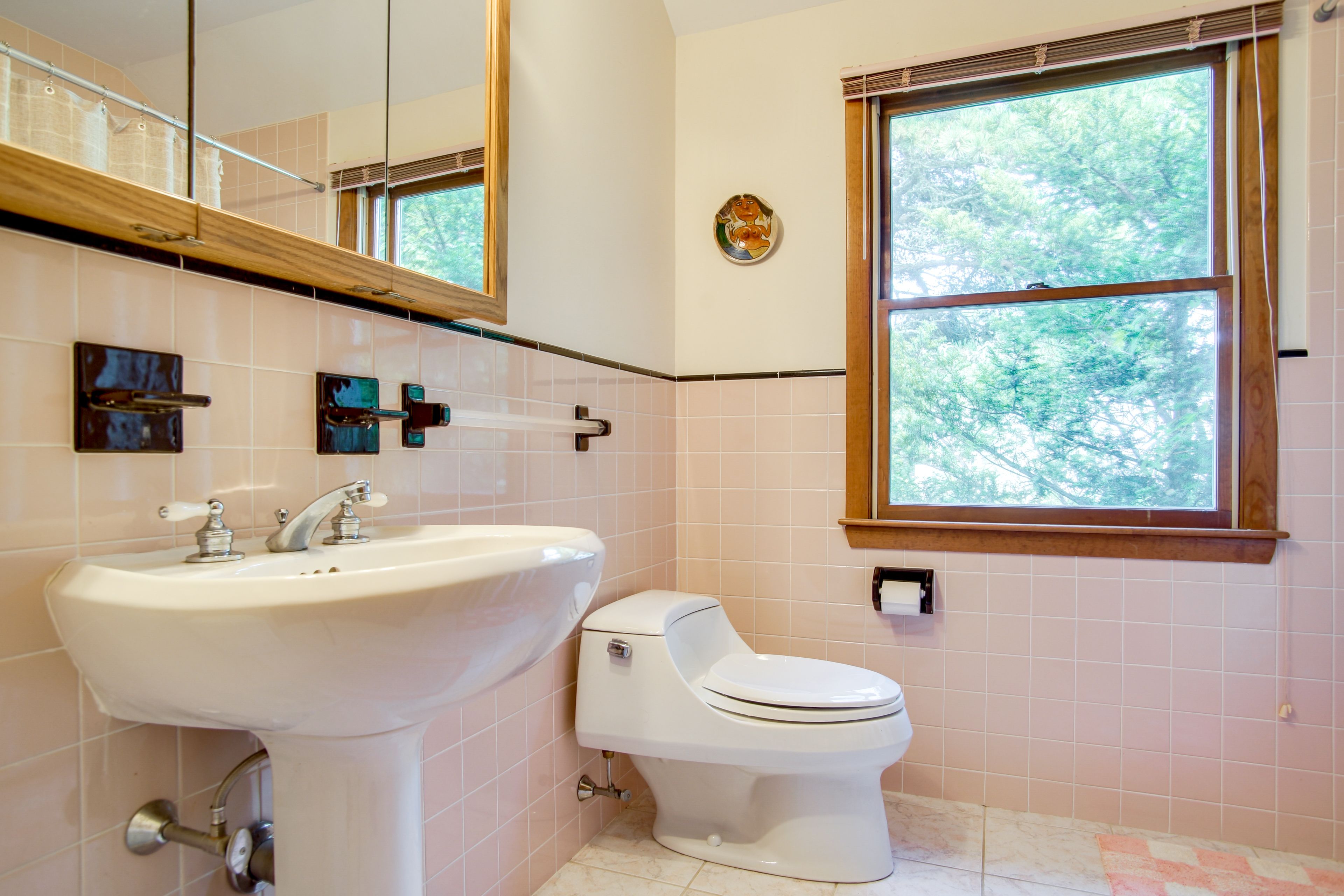 Full Bathroom | 2nd Floor | Towels Provided