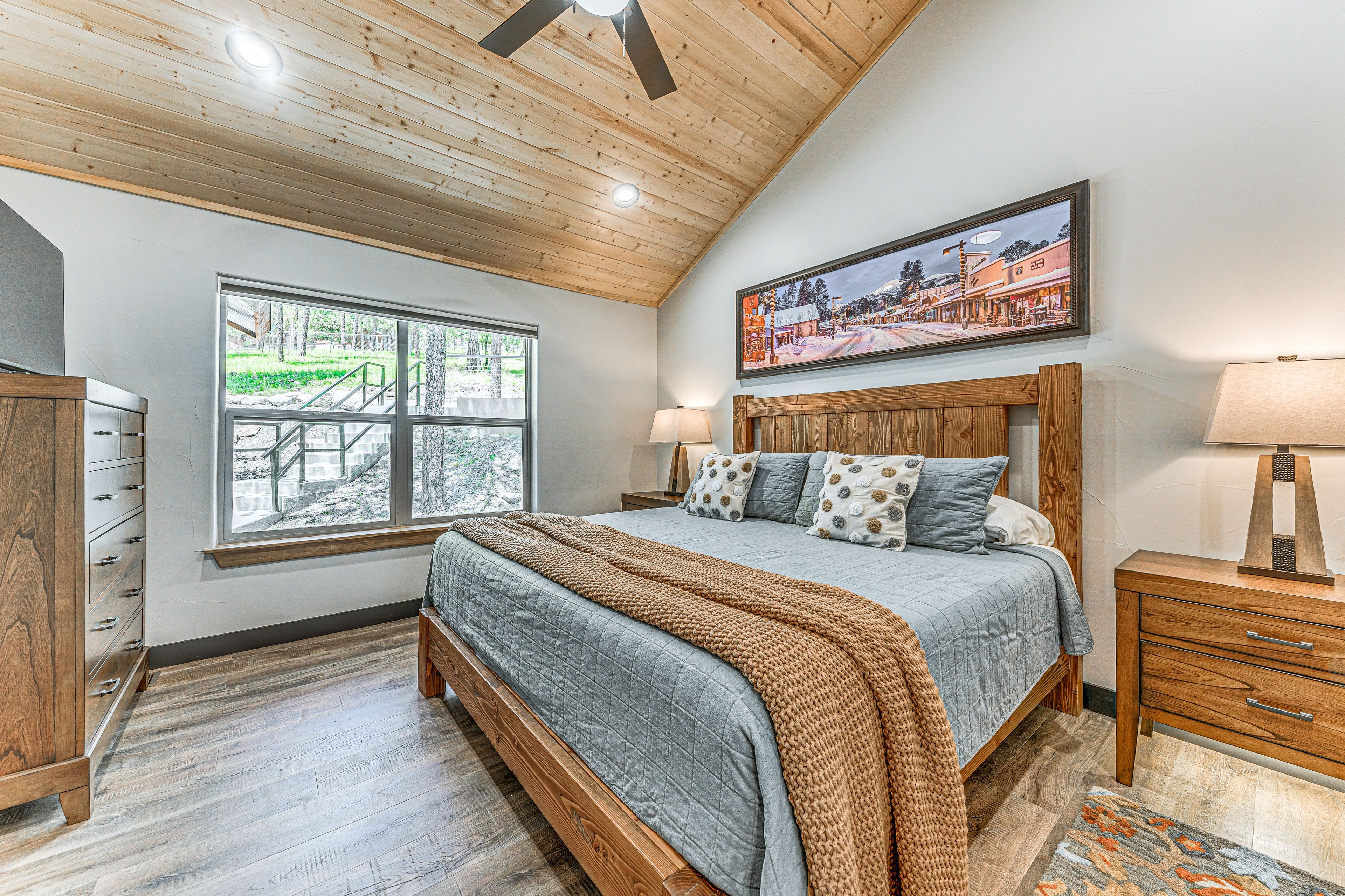 Bedroom | King Bed | Linens Provided