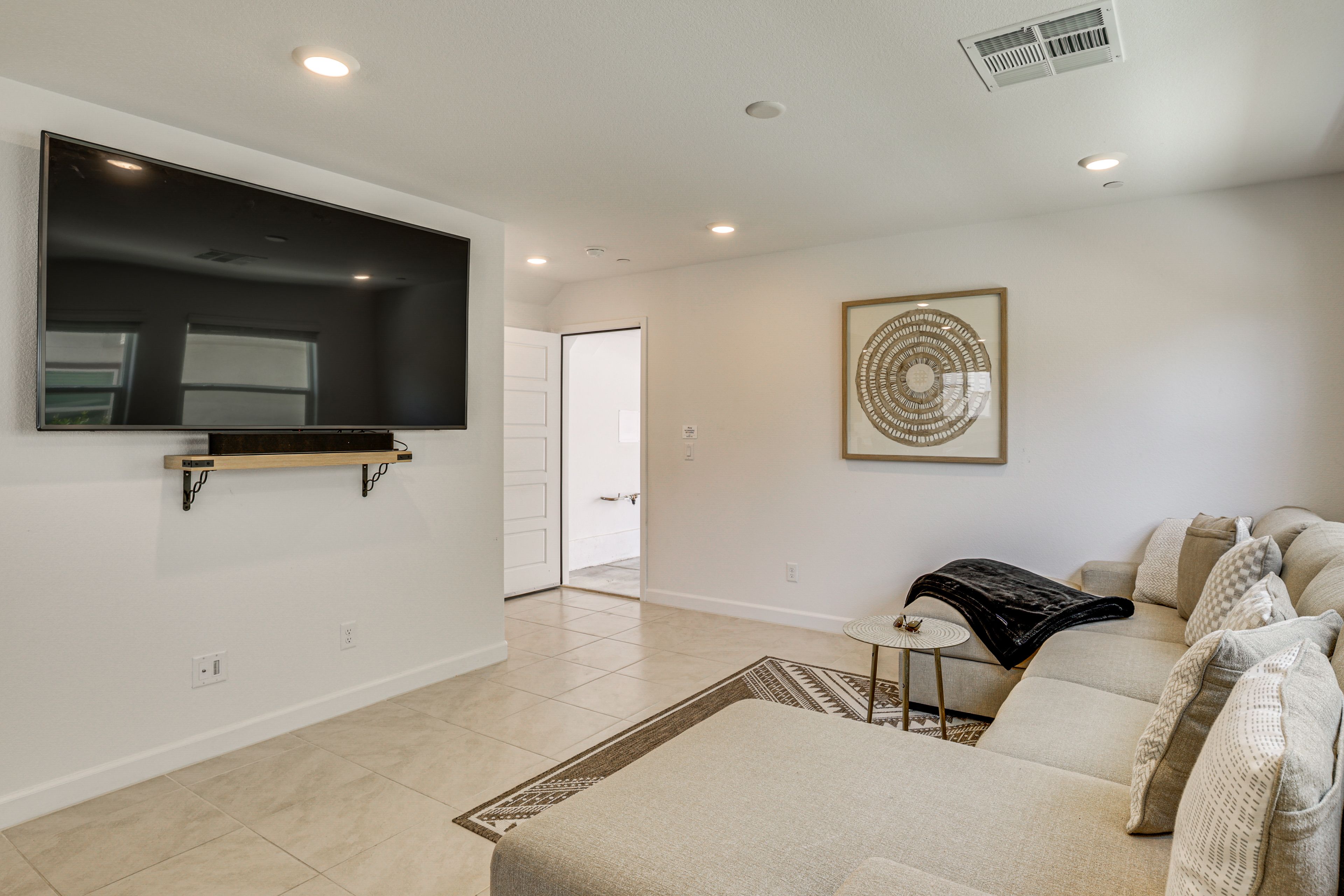 Living Room | Free WiFi | Smart TV | Central A/C | 1st Floor