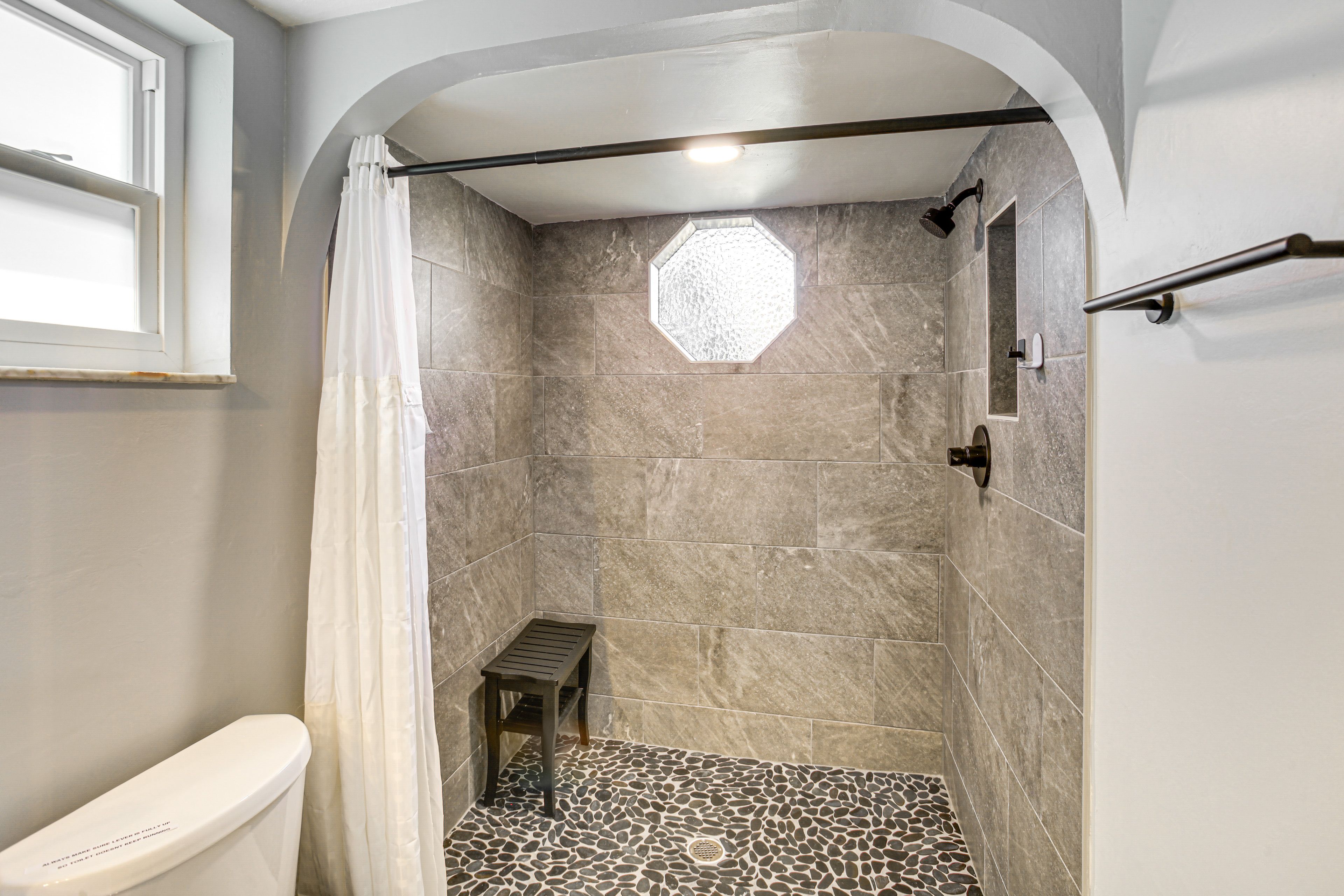Full Bathroom | Towels Provided