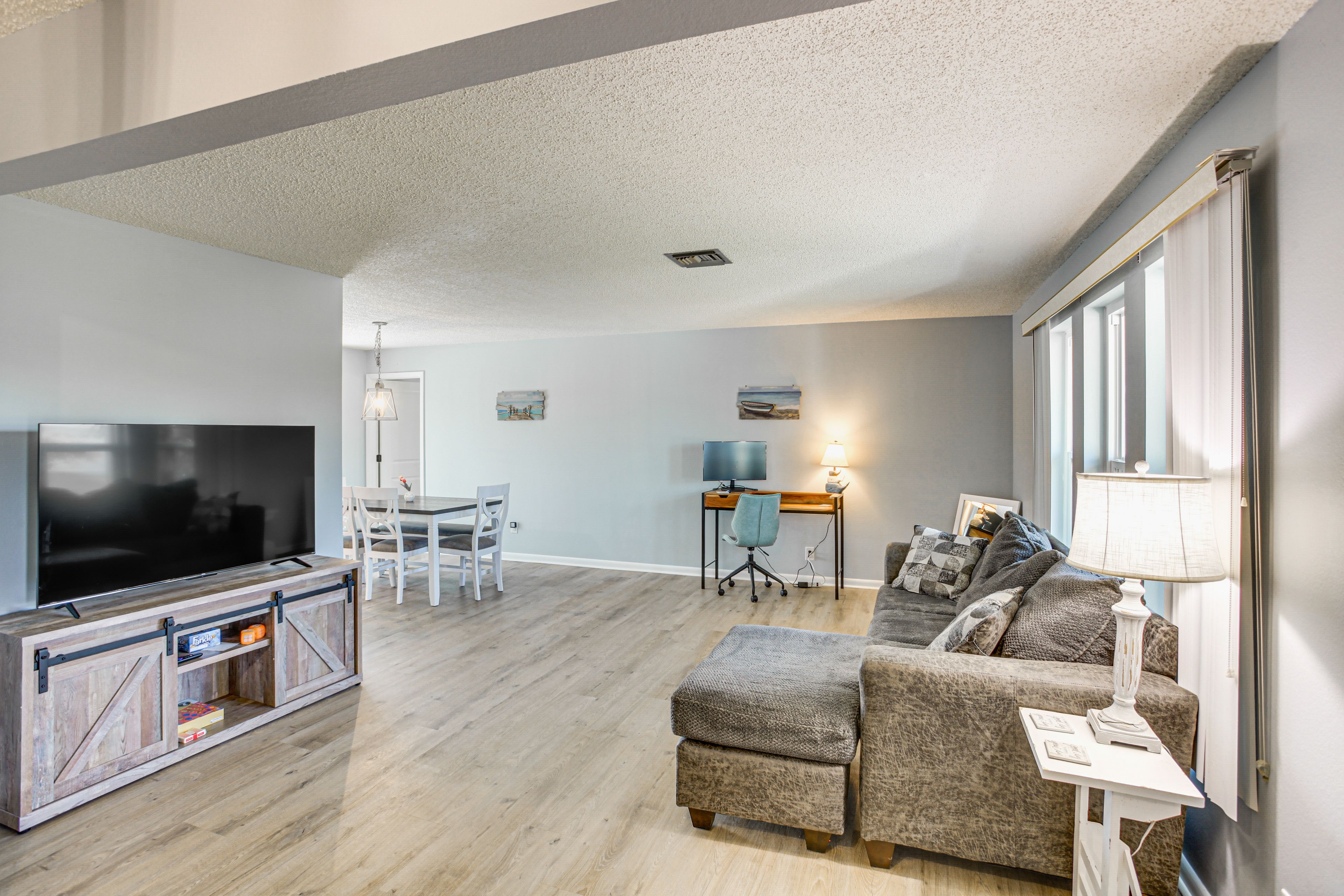 Living Room | Free WiFi | Central Heating & Air Conditioning