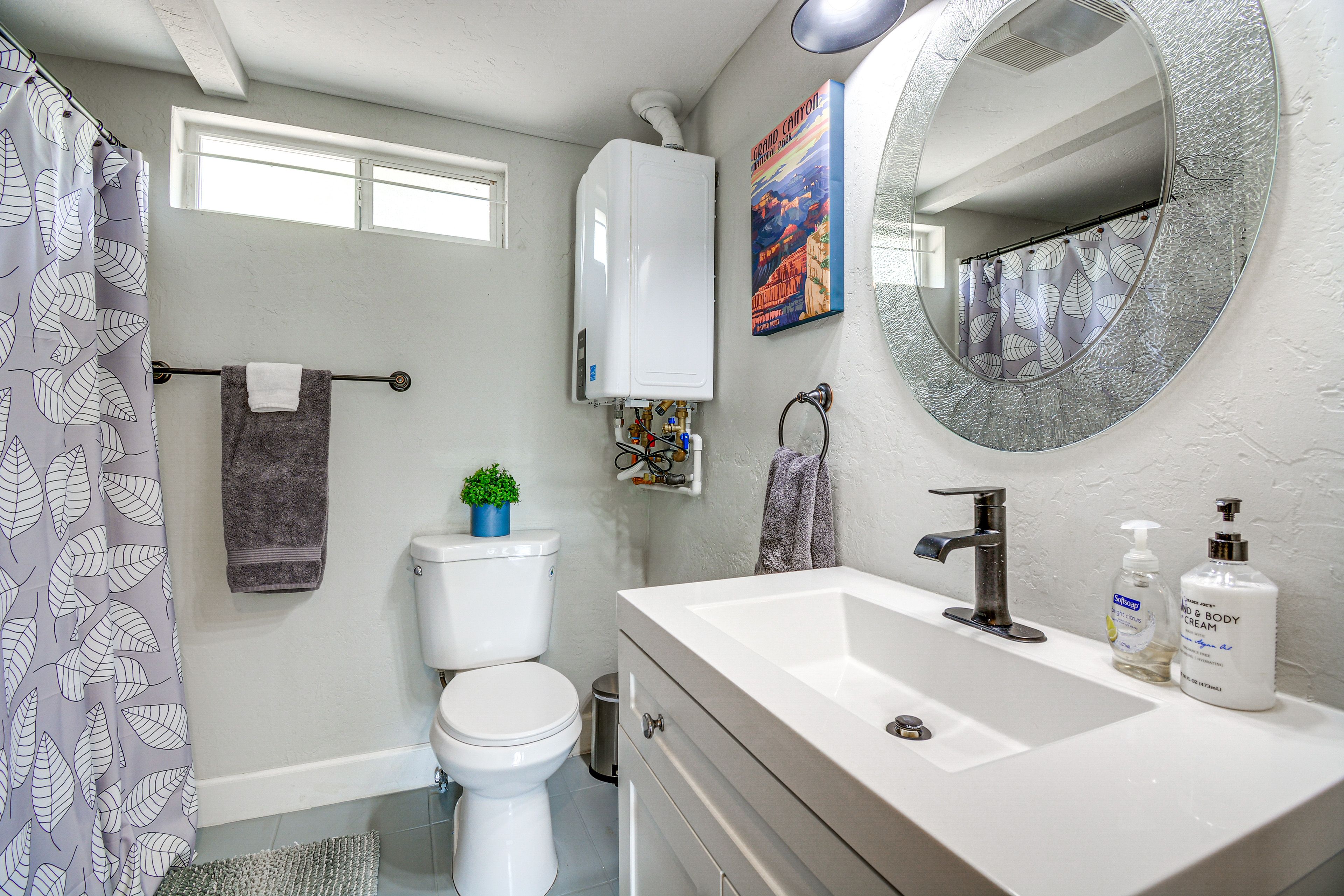 Full Bathroom | Towels Provided