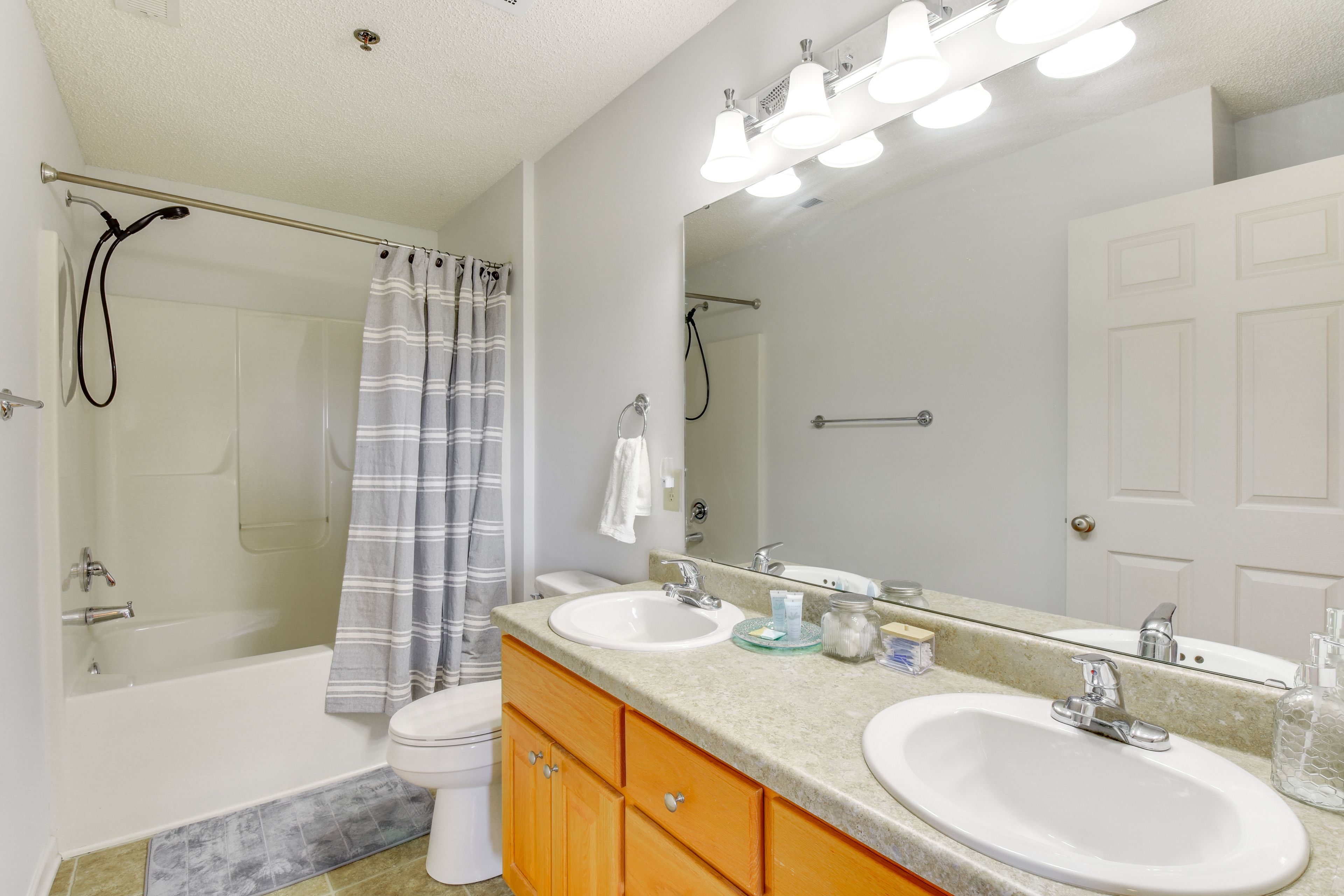 En-Suite Bathroom | Towels Provided