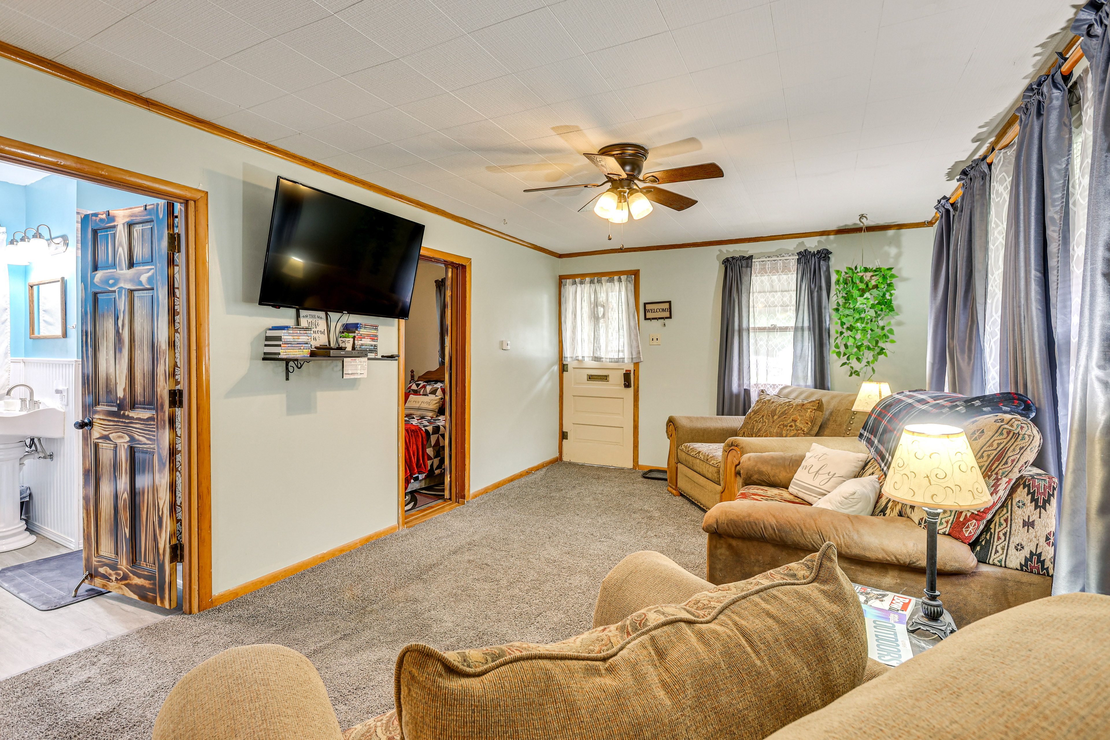 Living Room | Free WiFi | Central Heating & A/C | Smart TV | Twin Sleeper Sofa