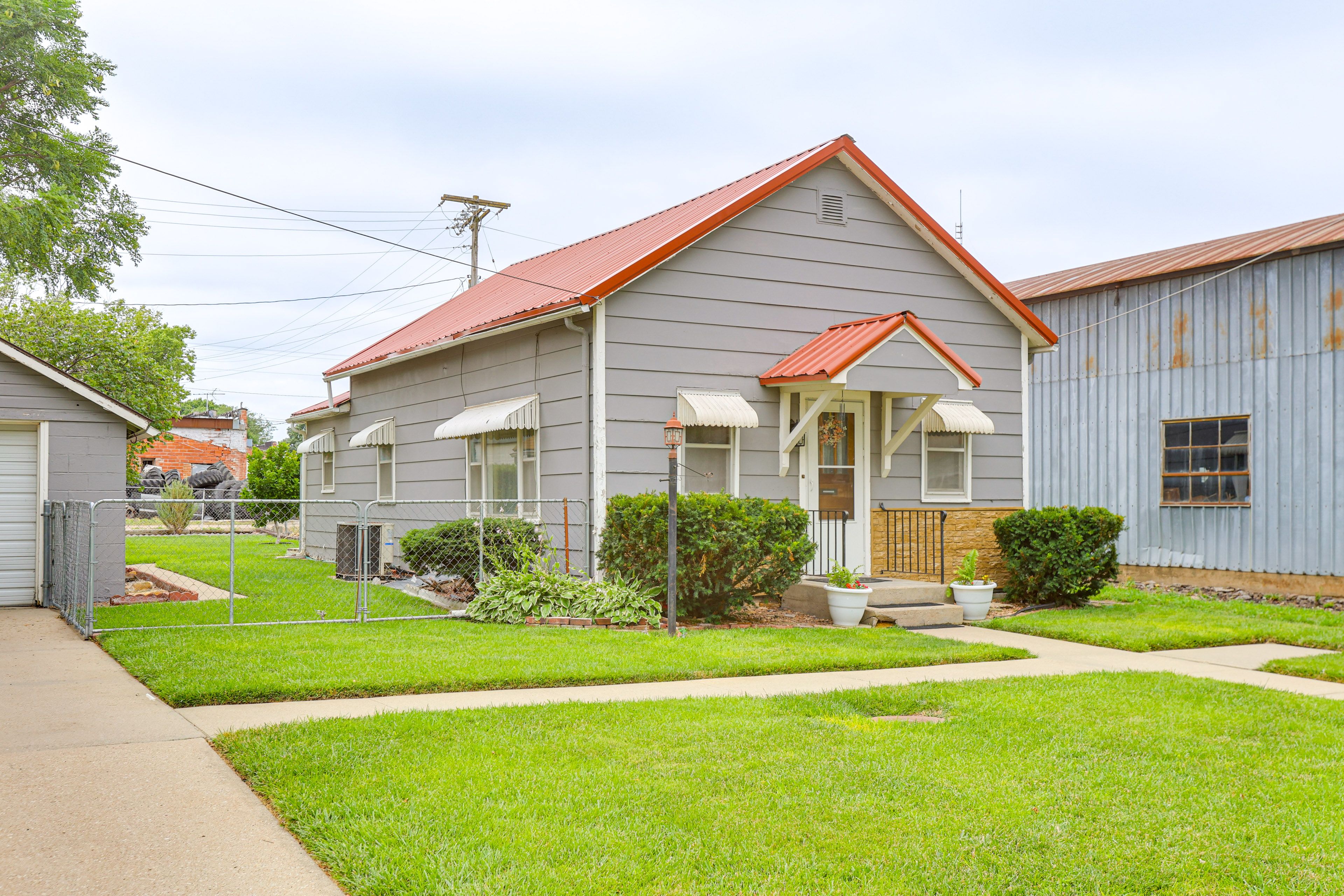 Exterior | Driveway (1 Vehicle) | Additional Parking (1 Vehicle)