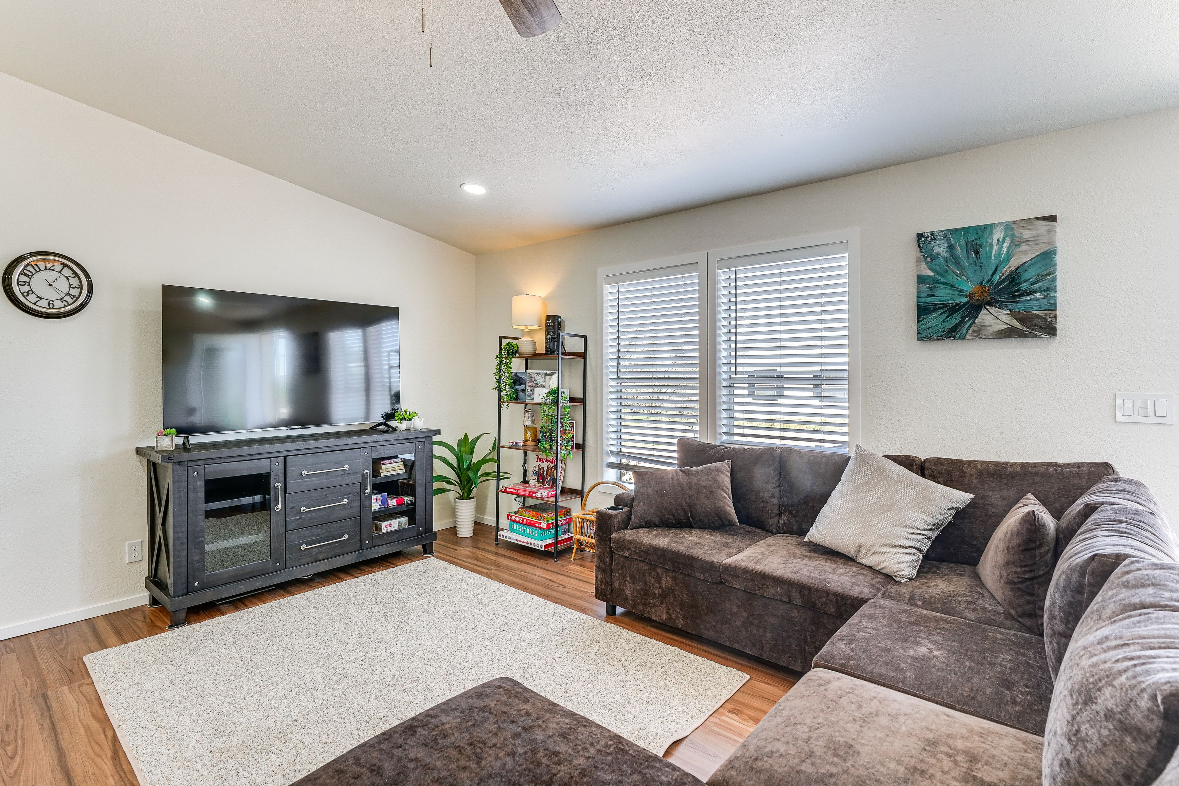 Living Room | Free WiFi | Central Heating & Air Conditioning