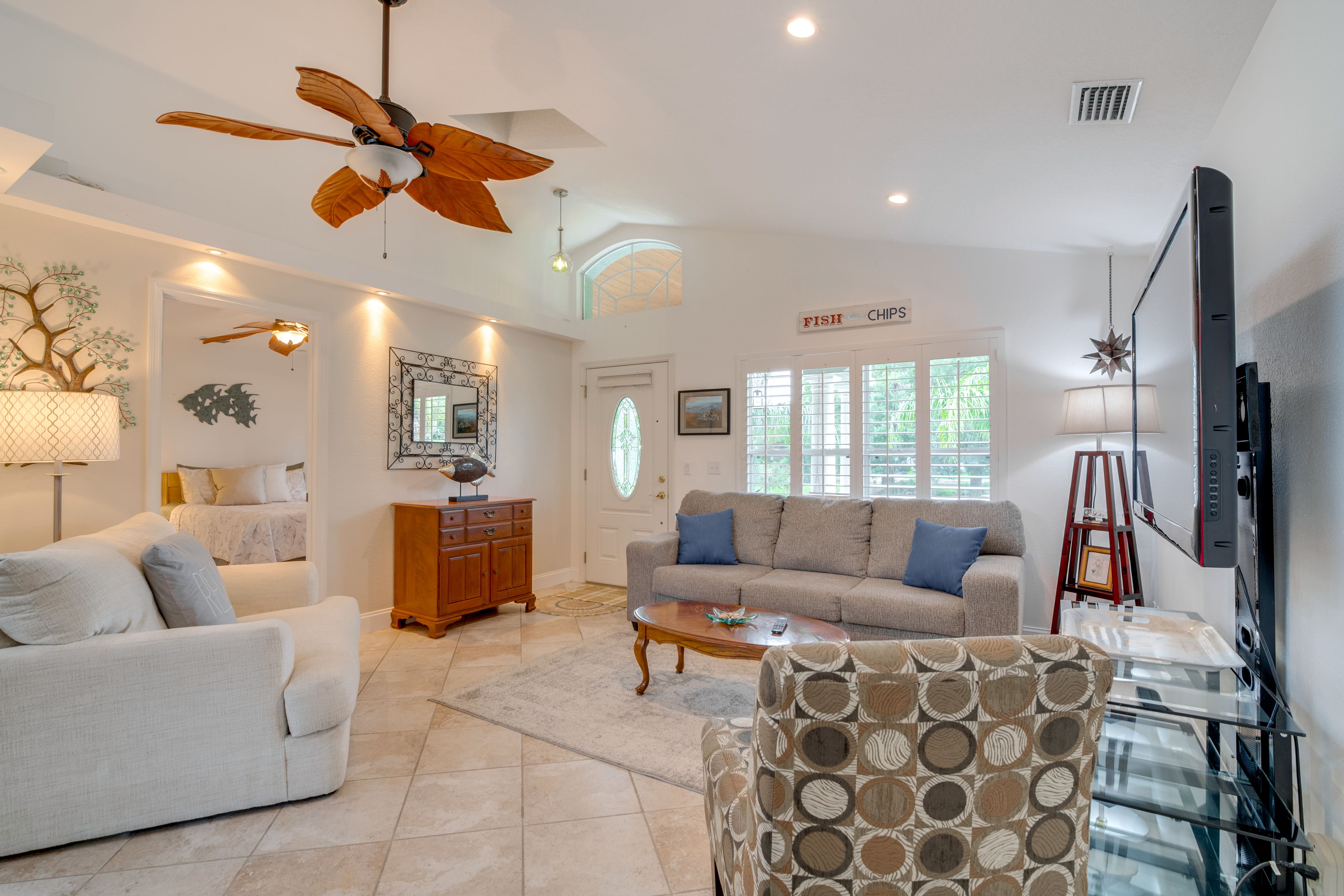 Living Room | Queen Sleeper Sofa | Free WiFi | Central A/C & Heat | Smart TV