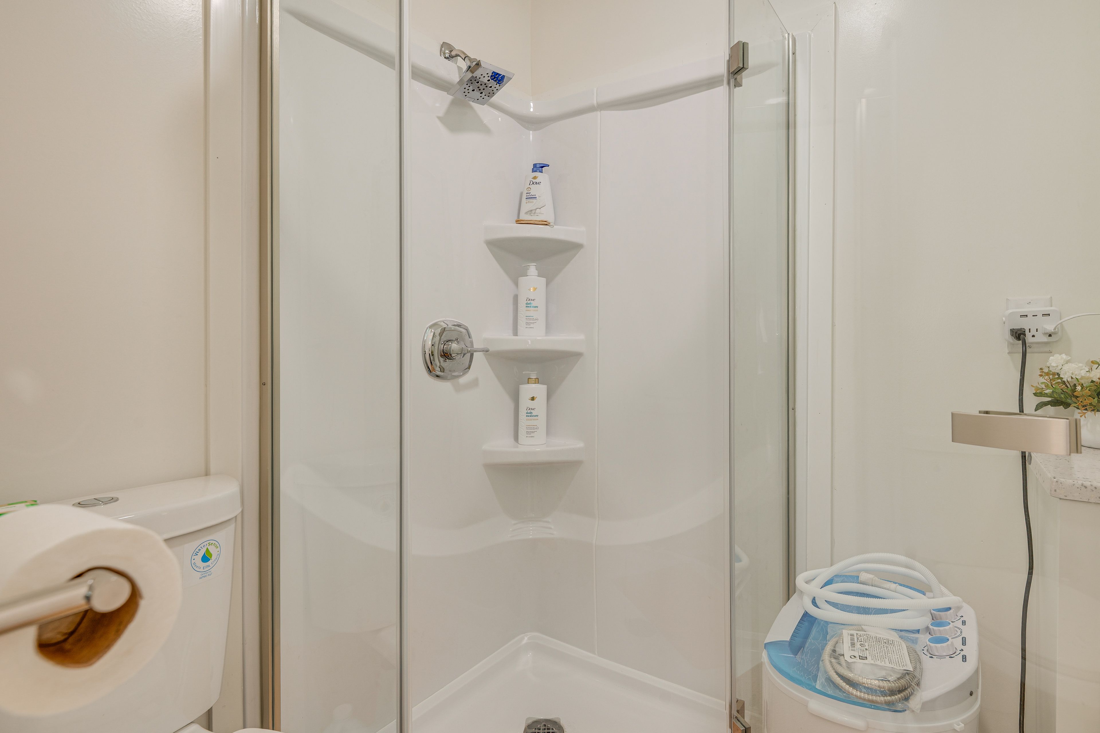 Full Bathroom | Towels Provided