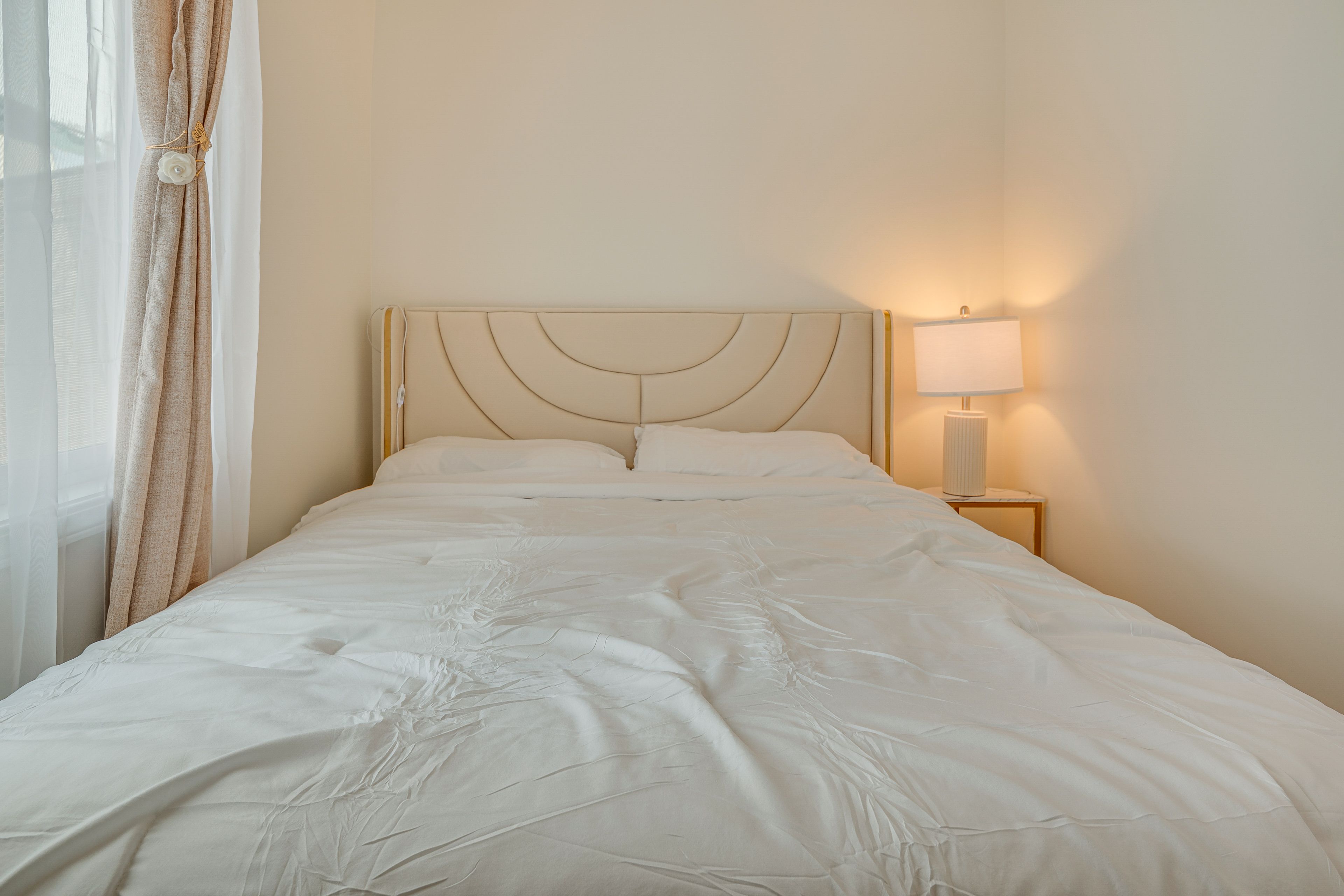 Bedroom | Queen Bed | Linens Provided | Wall A/C & Heating Unit