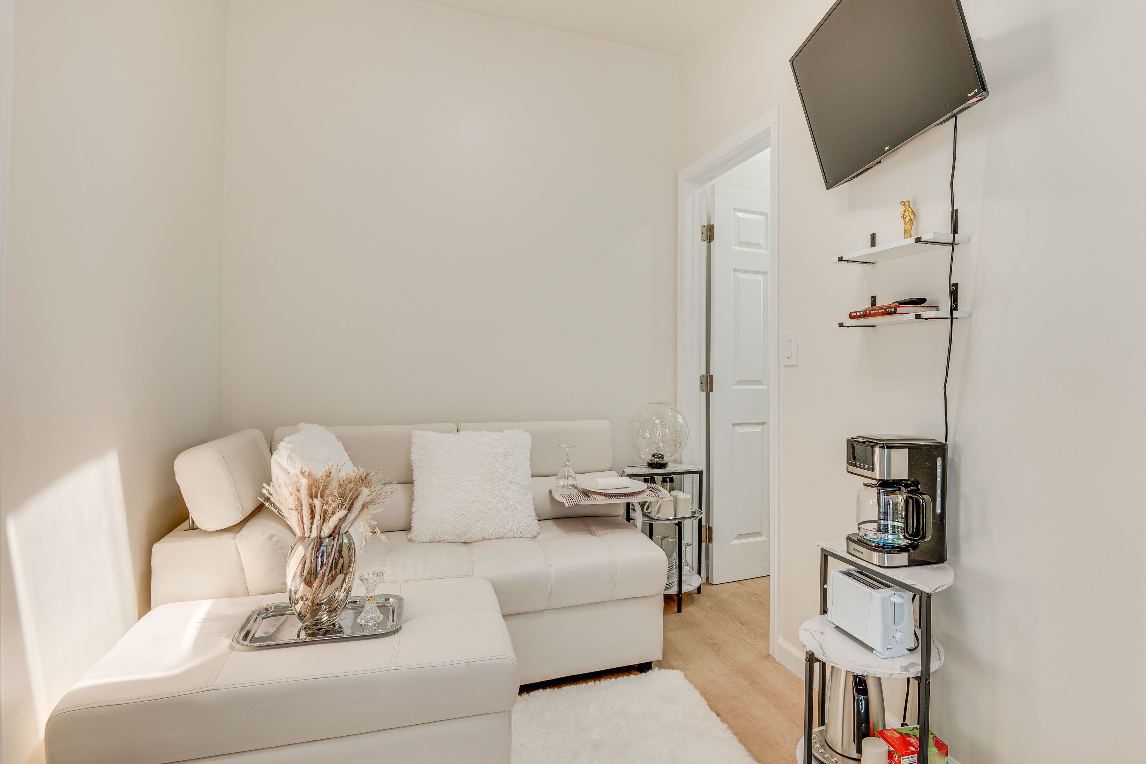 Los Angeles Vacation Rental | 1BR | 1BA | 1 Step Required | 500 Sq Ft