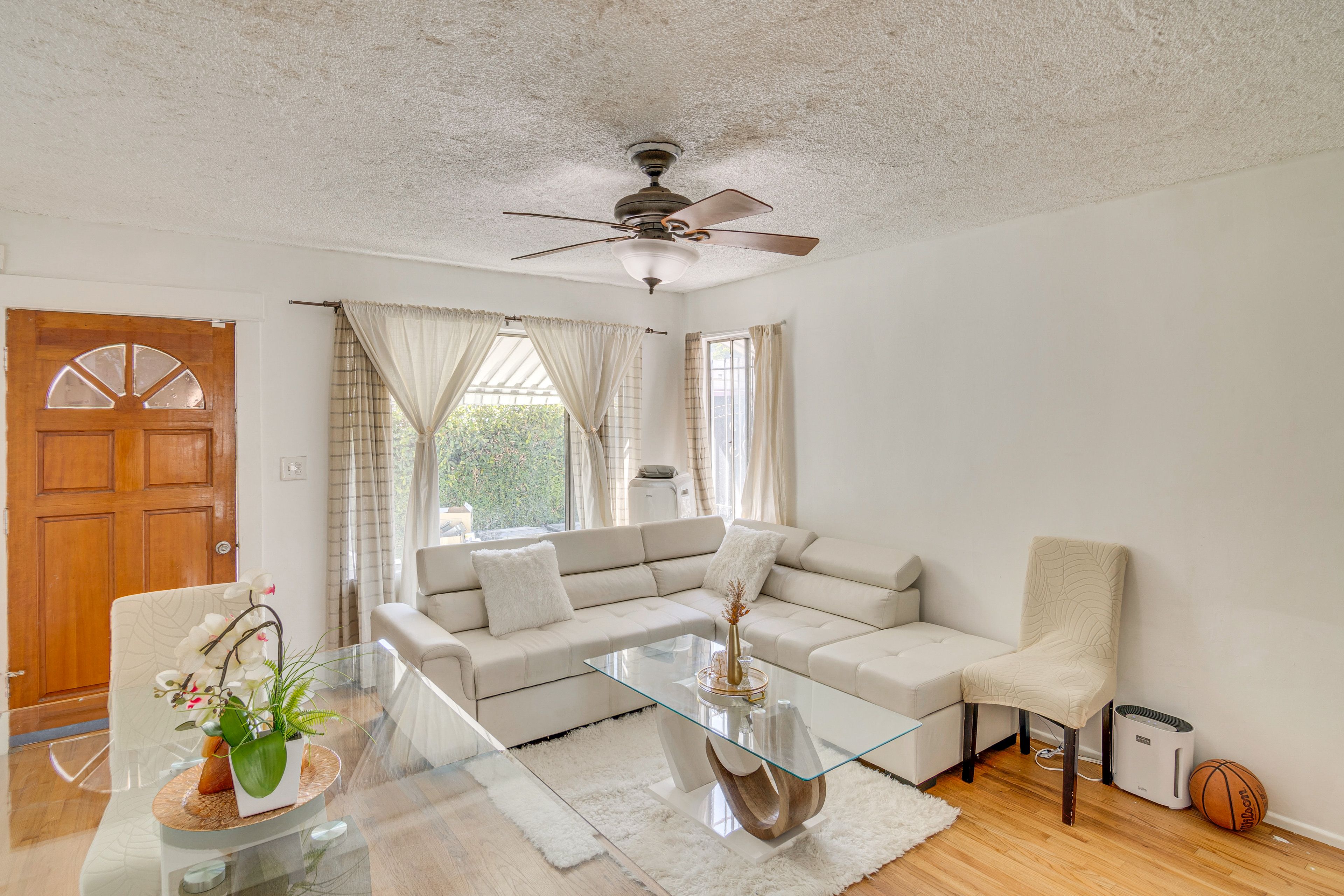 Living Room | Free WiFi | Smart TV | Central A/C & Heating