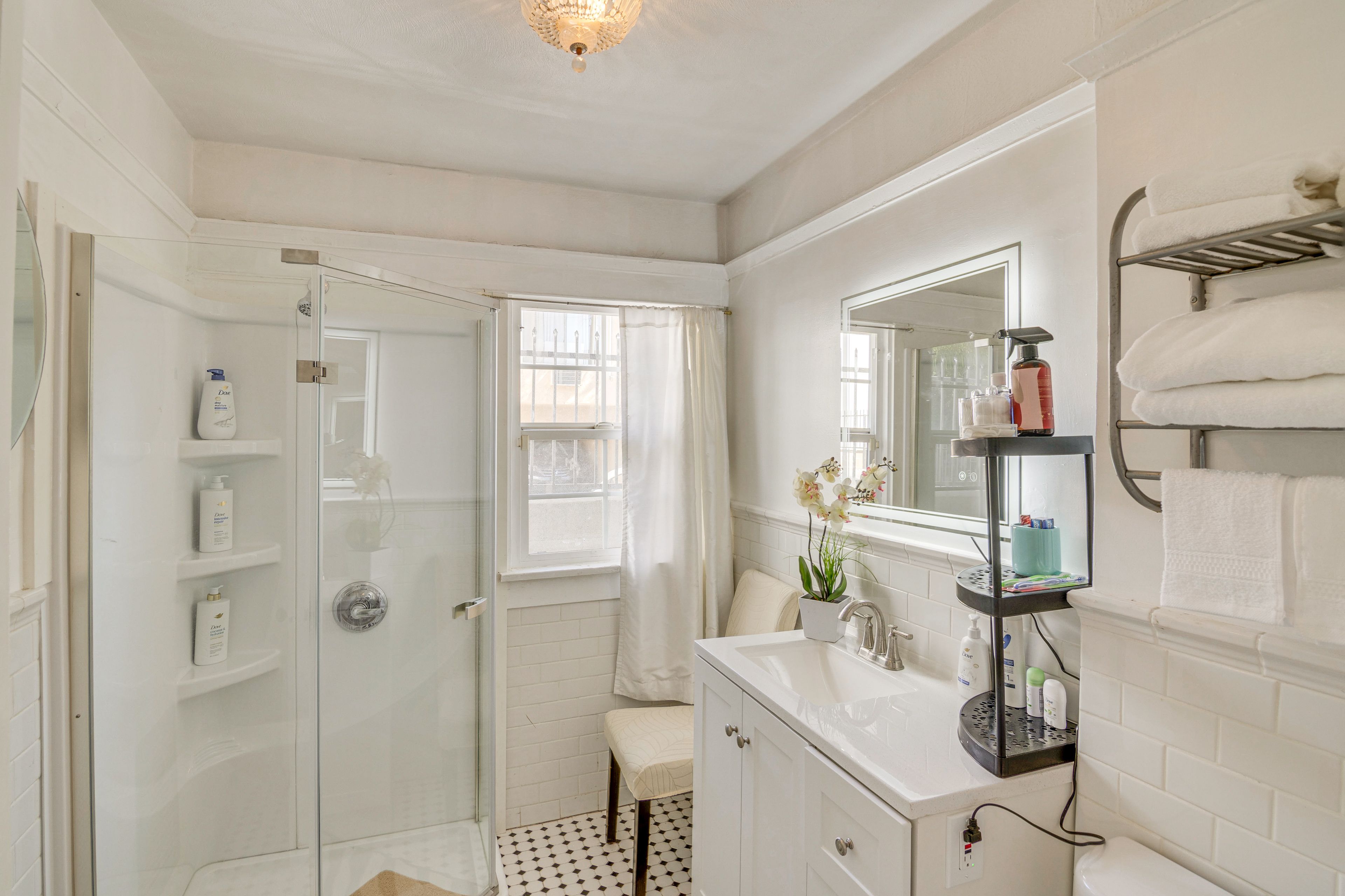 Full Bathroom | Towels Provided | Complimentary Toiletries