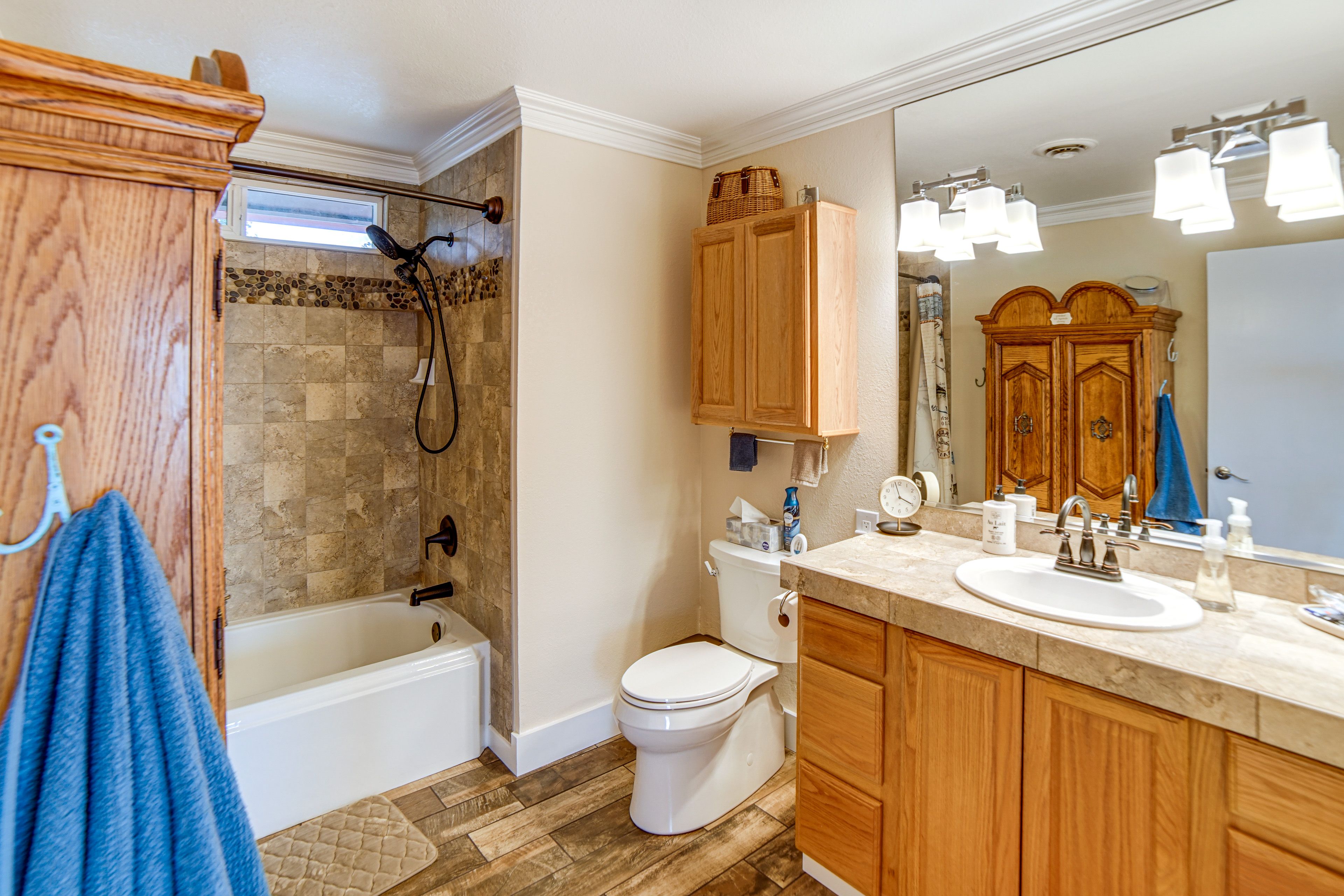 Full Bathroom | 2nd Floor | Towels & Linens Provided