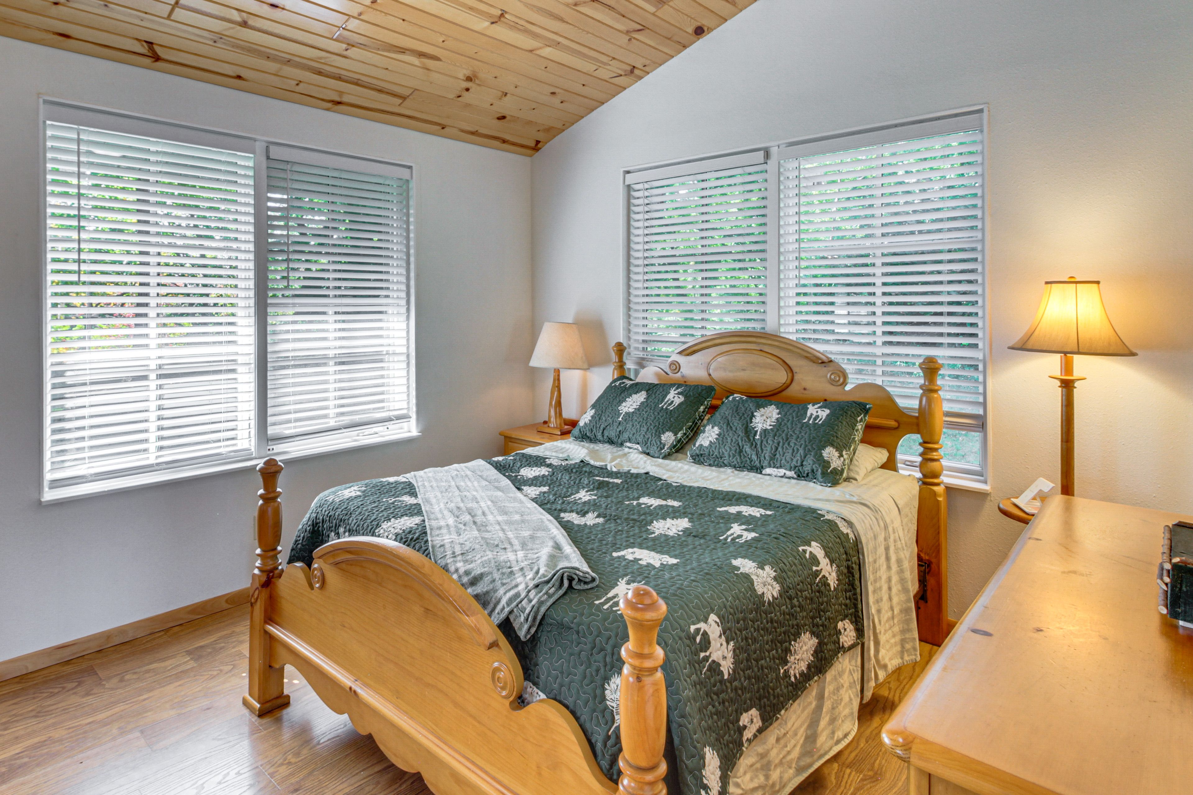 Bedroom 1 | Queen Bed | Linens Provided