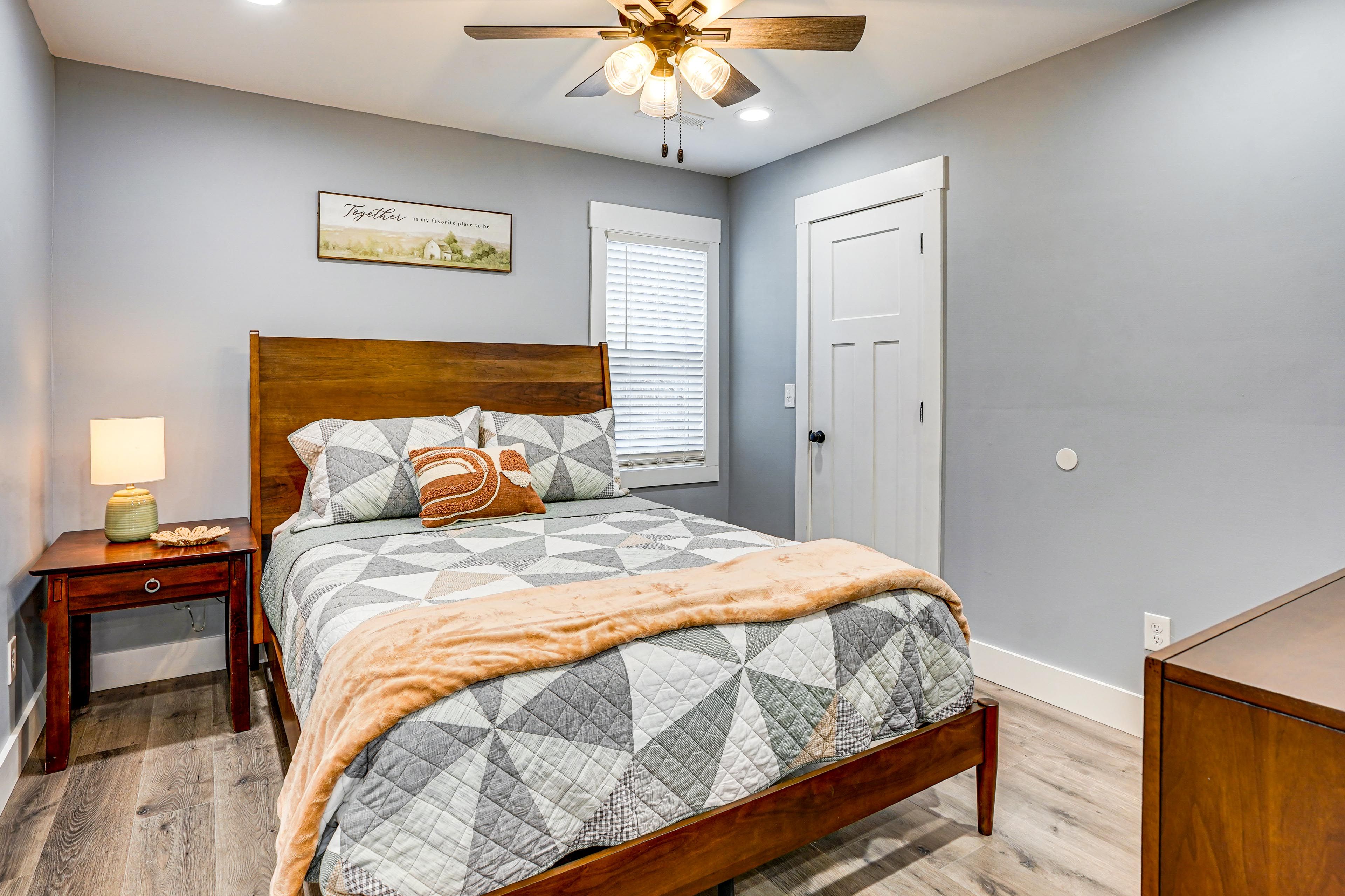 Bedroom 2 | Queen Bed