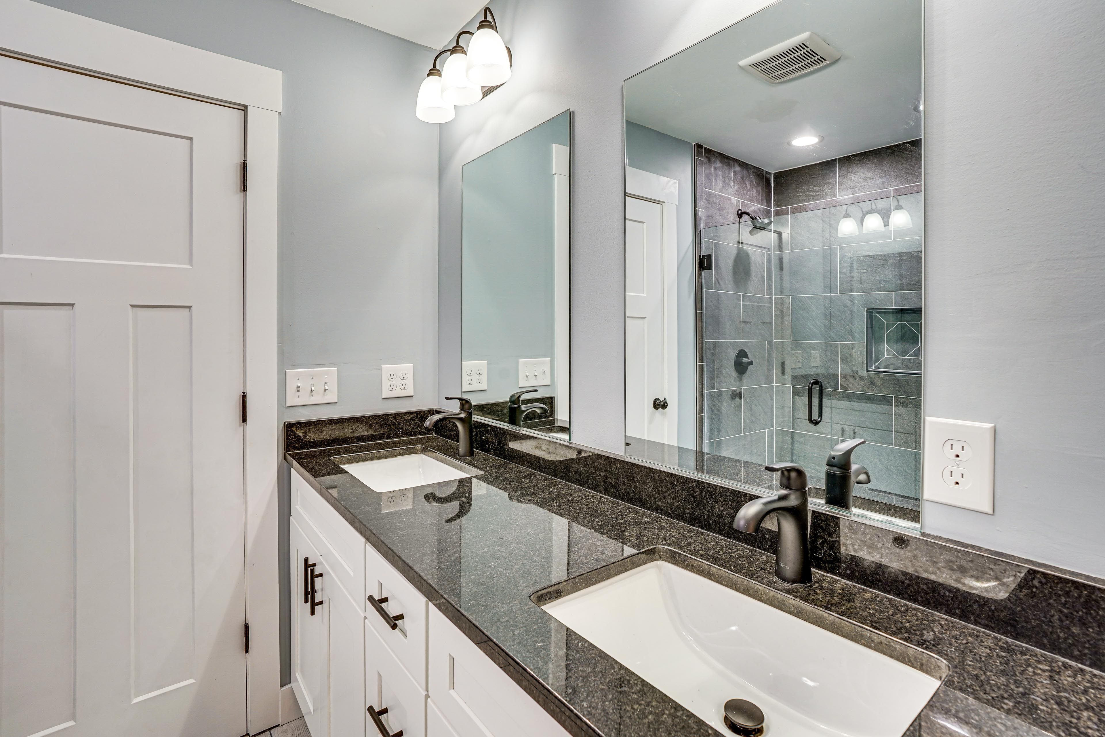 Full Bathroom | Towels Provided