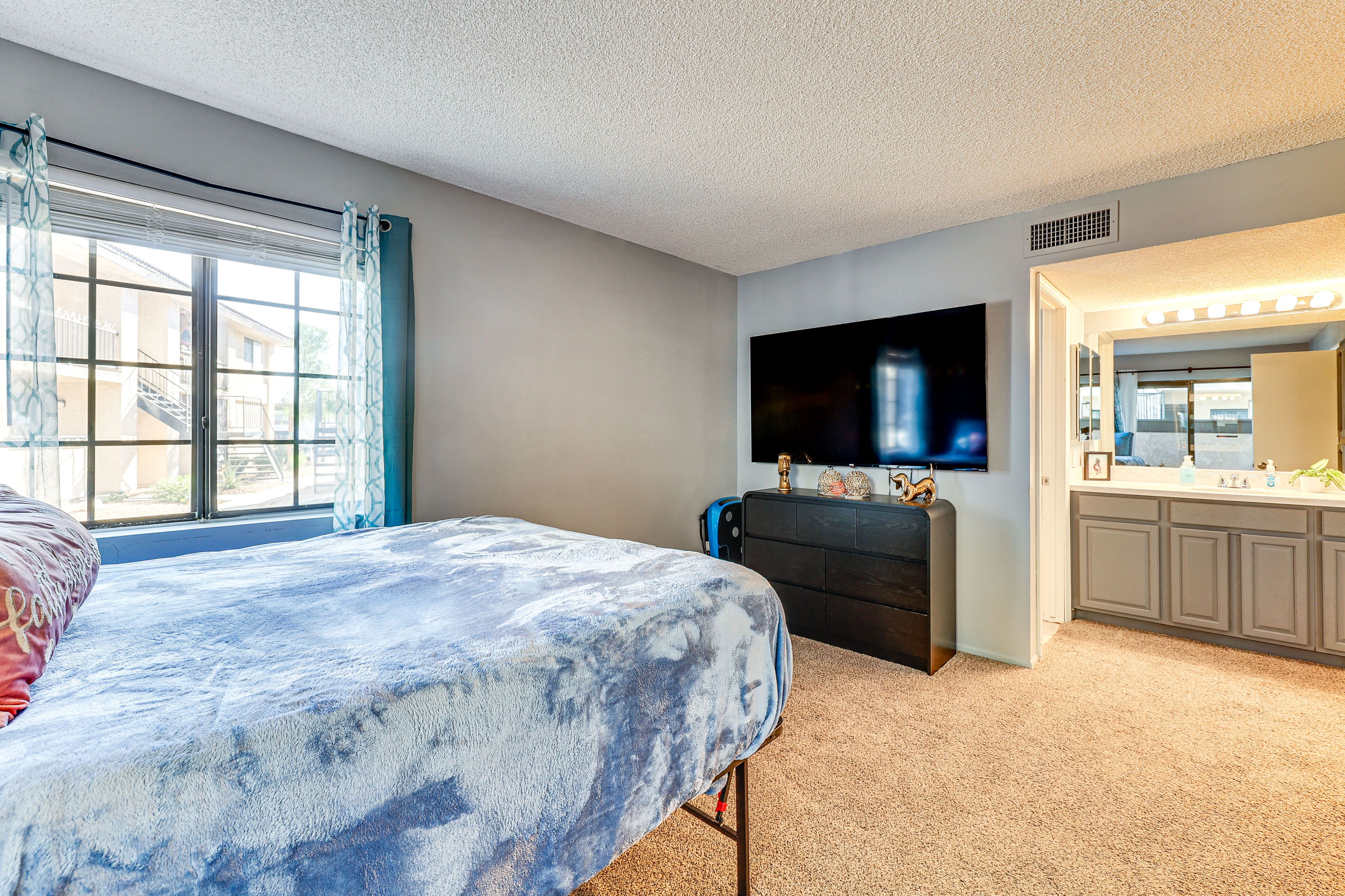 Bedroom | Queen Bed