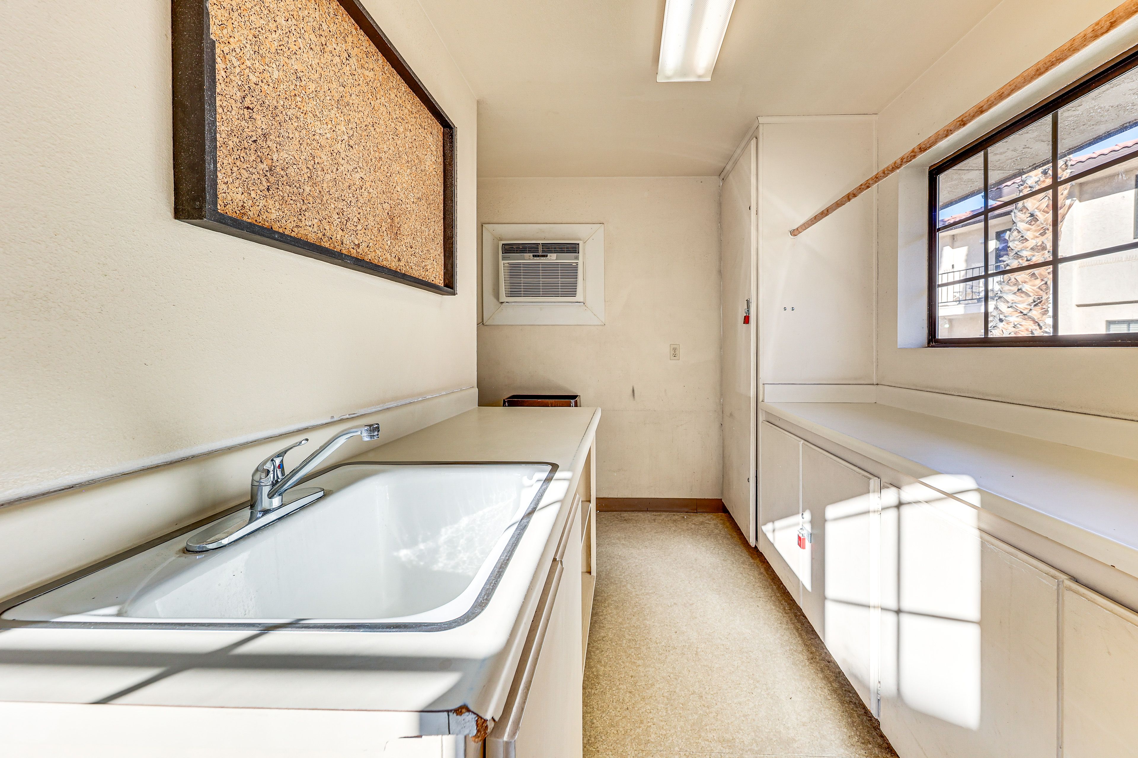 Community Amenities | Coin Laundry | Outdoor Pool | Hot Tubs