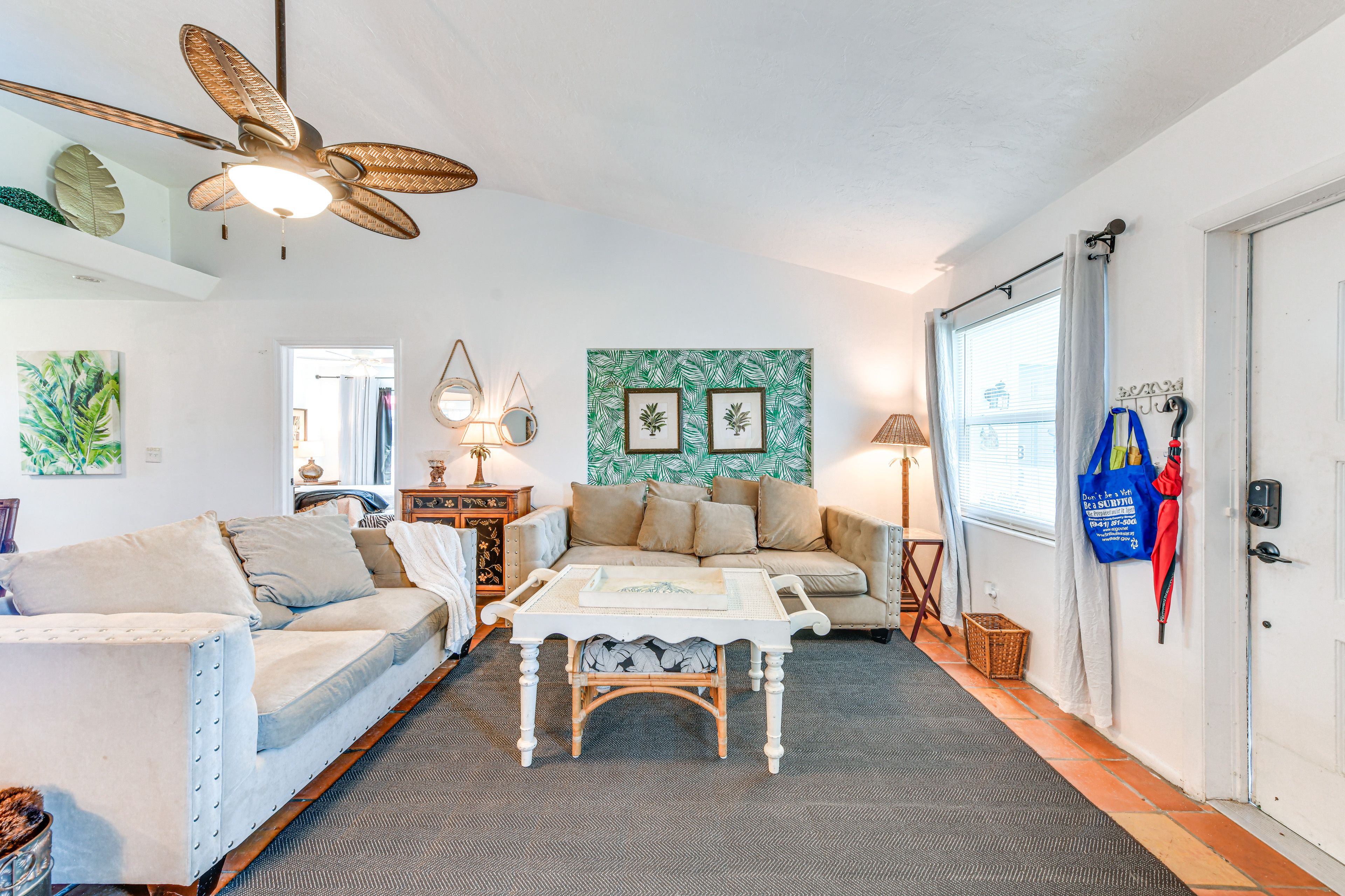 Living Room | Free WiFi | Smart TV | Central A/C & Heating