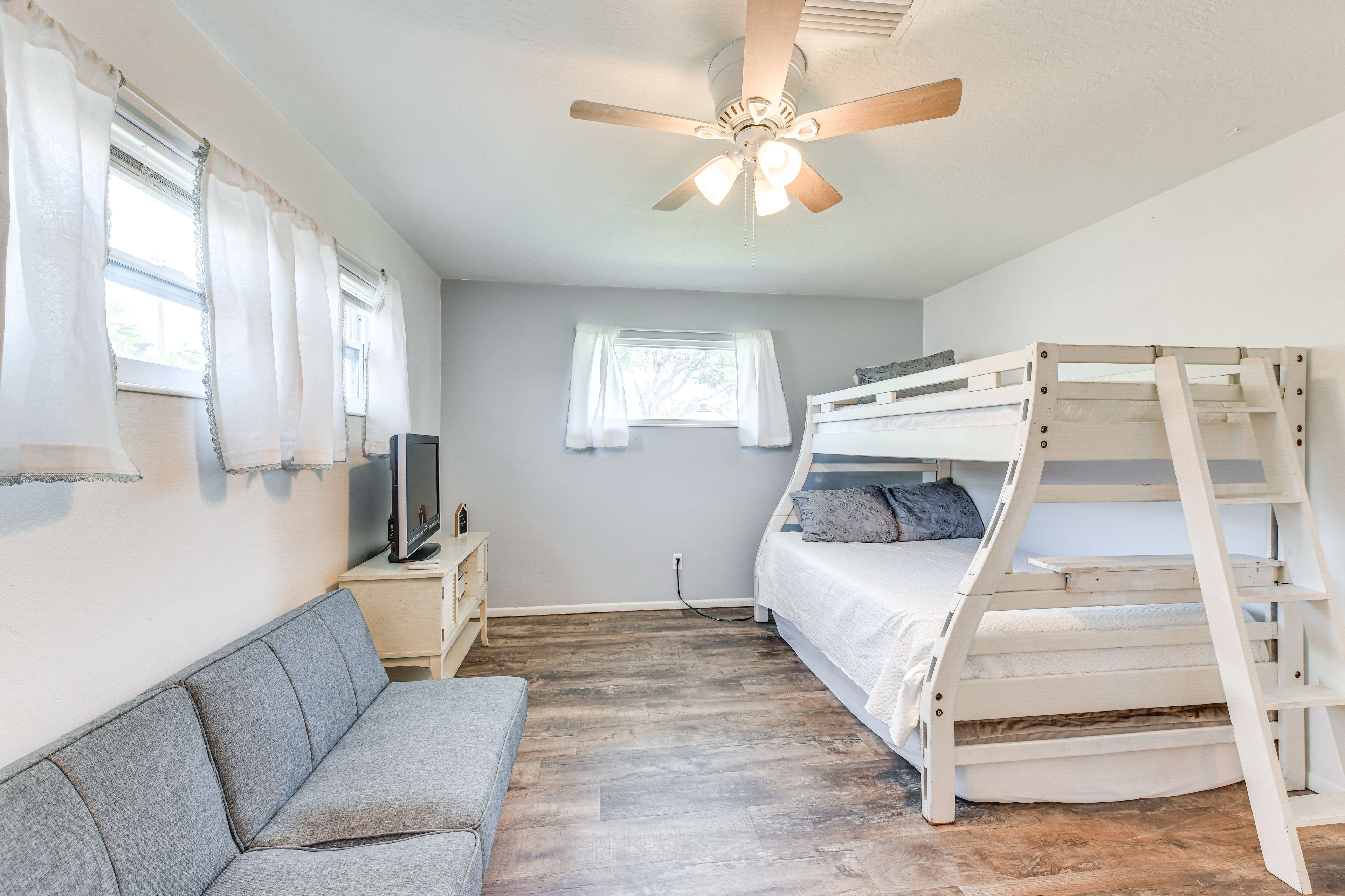 Bedroom 4 | Twin/Full Bunk Bed w/ Twin Trundle Bed