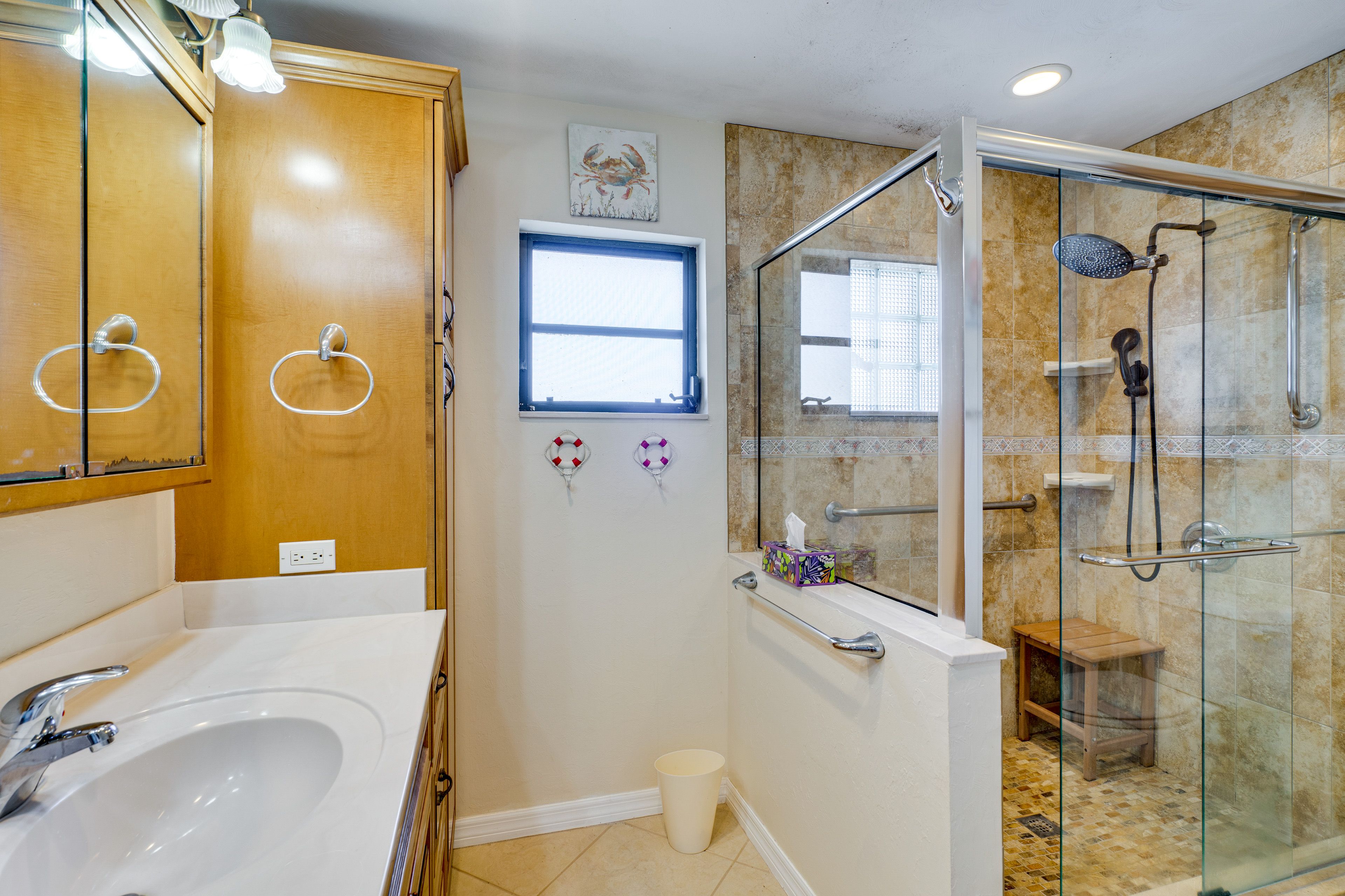 Full Bathroom | Complimentary Toiletries | Towels Provided