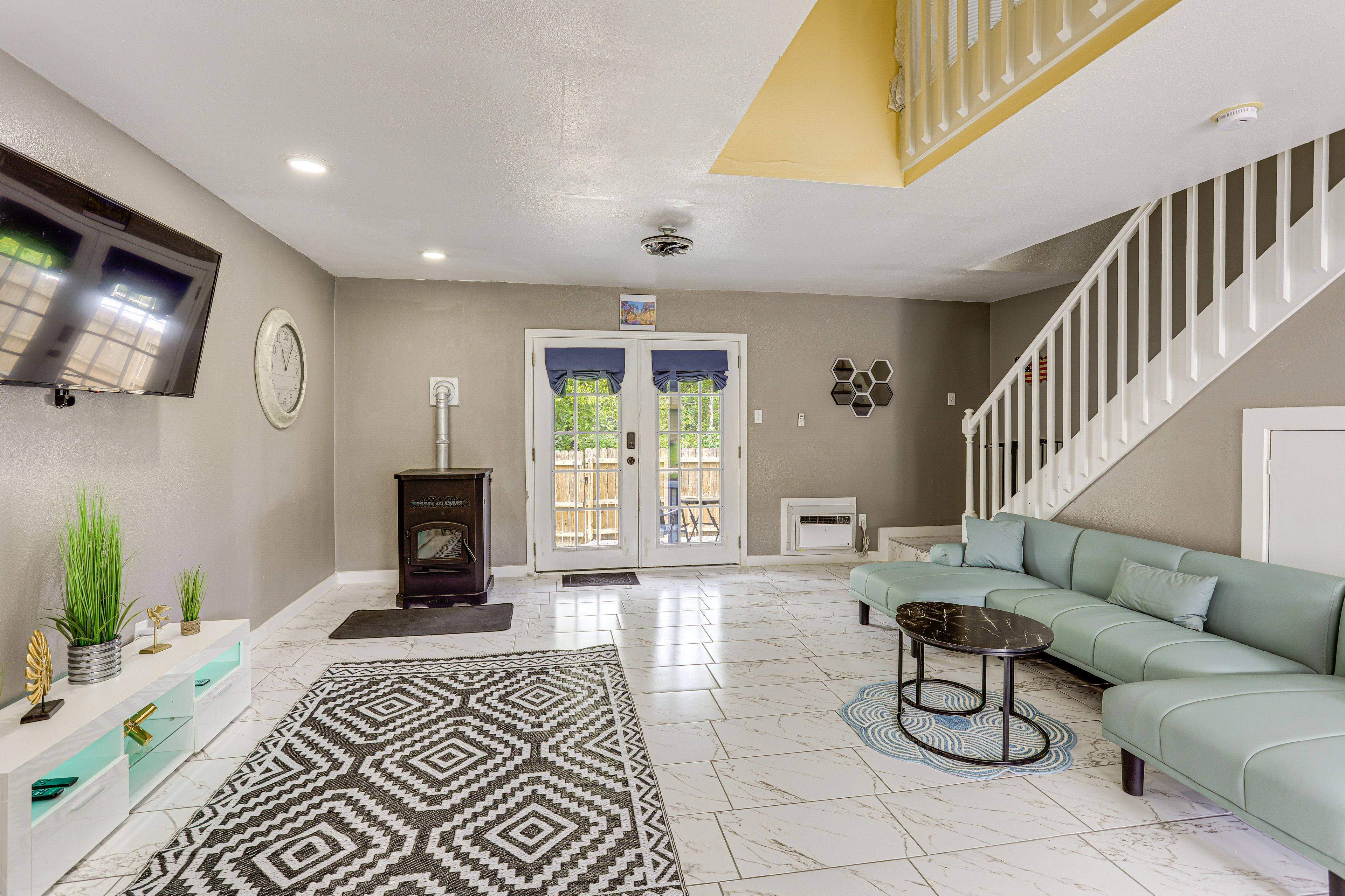 Living Room | 1st Floor | Smart TV | Free WiFi