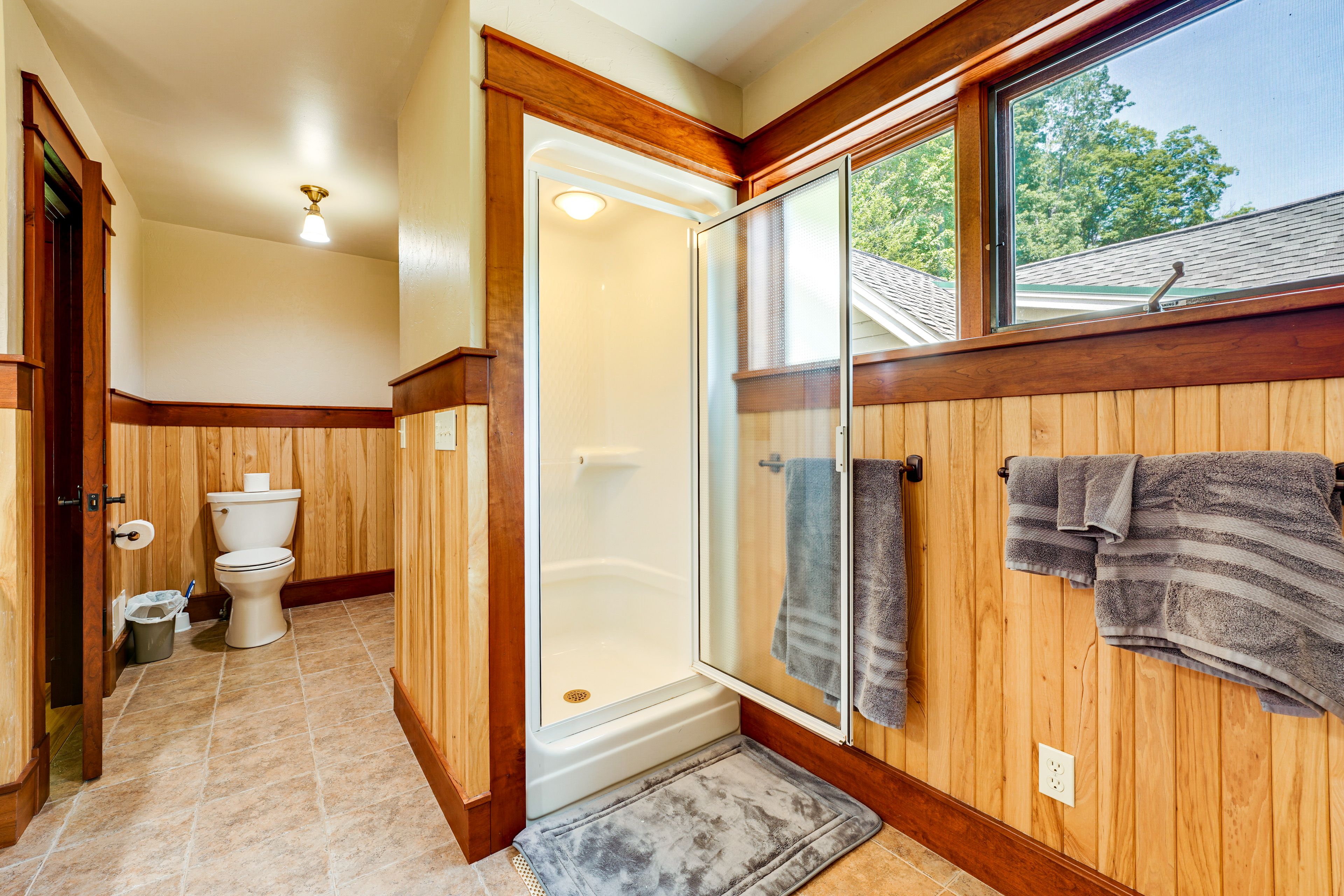Bathroom | Upper Floor