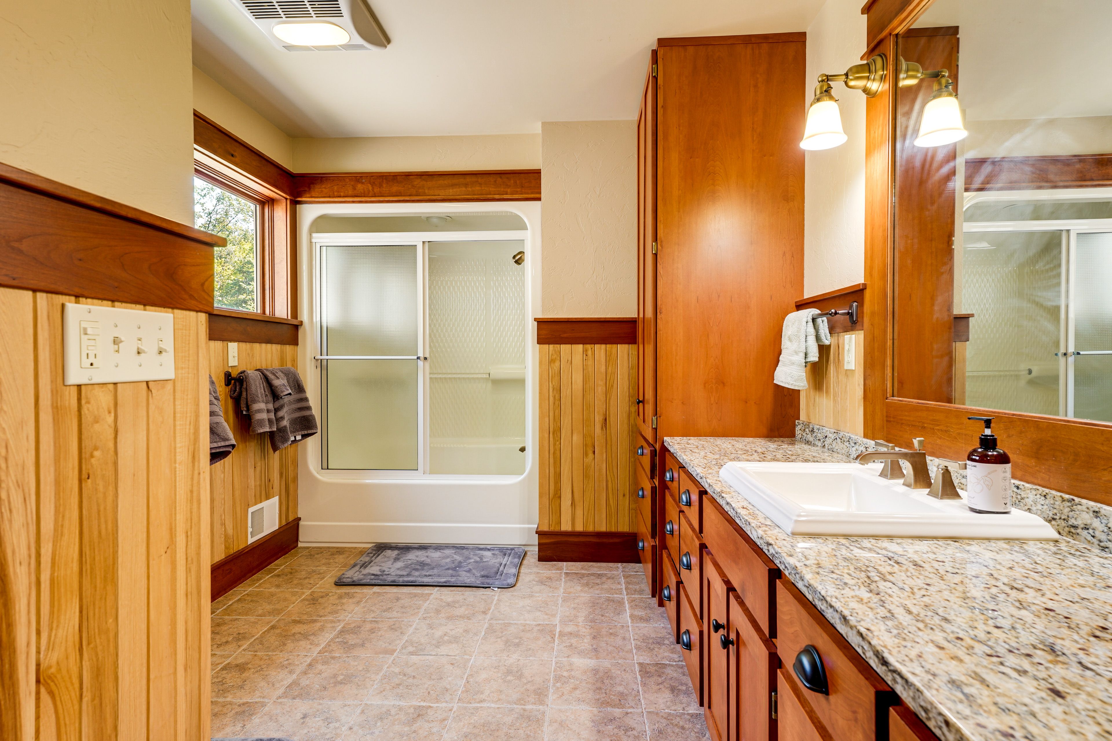 Bathroom | Upper Floor